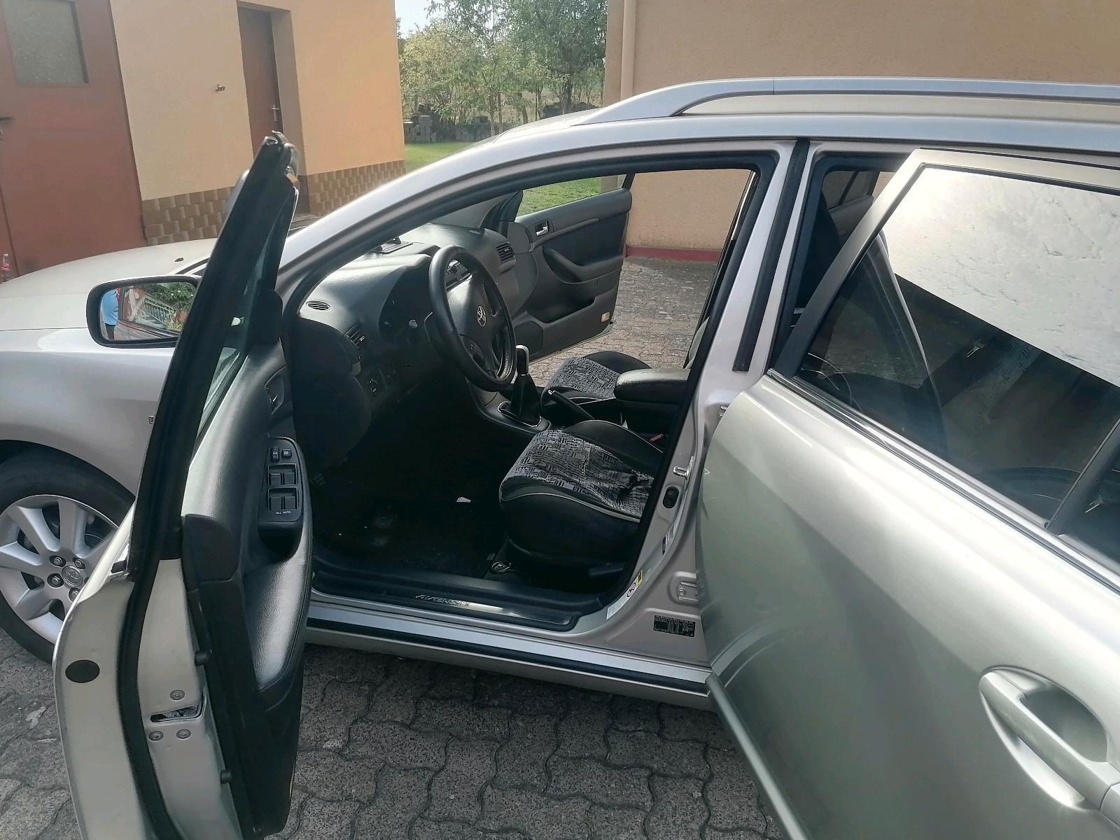 Toyota Avensis 2005 — interior