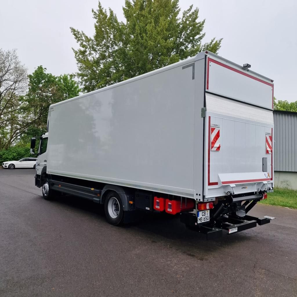 Fahrzeugabbildung Mercedes-Benz Atego 1224 L Junge Koffer mit LBW 1500 kg