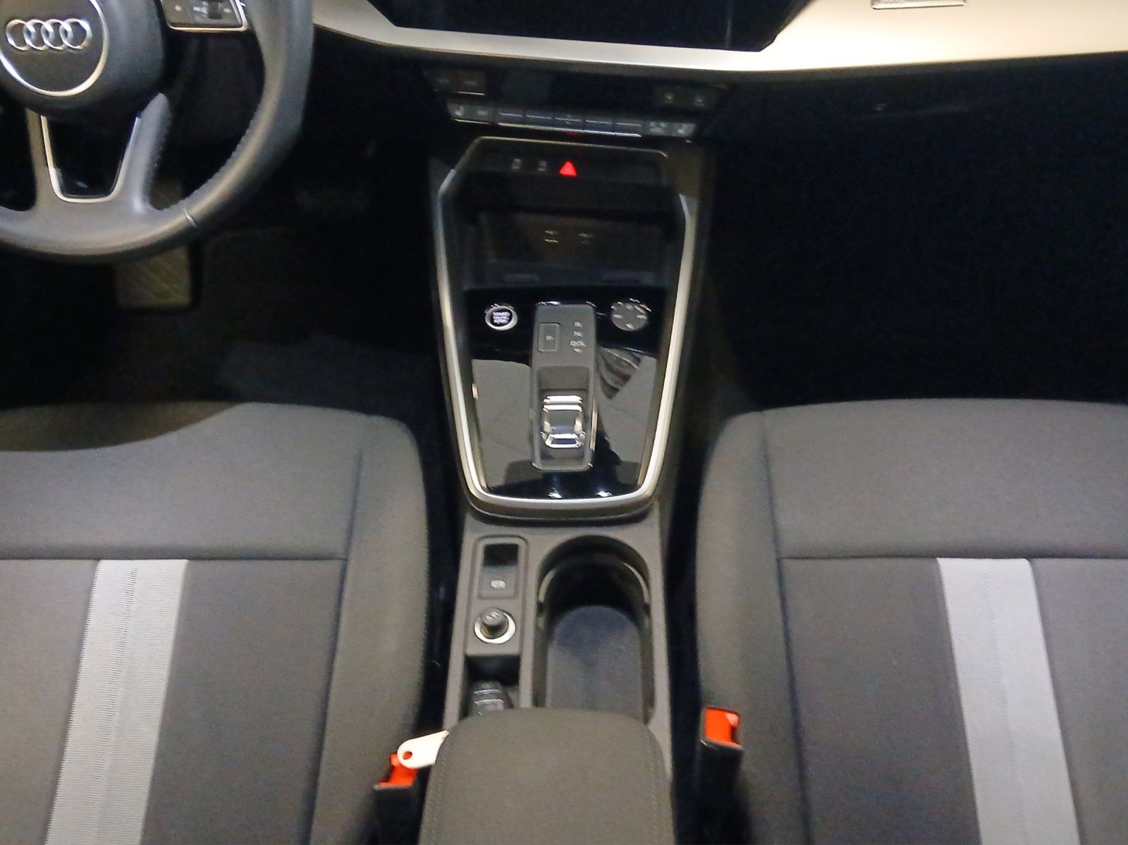 Fahrzeugabbildung Audi A3 Limousine 35 TFSI advanced S-tronic Navi AVC