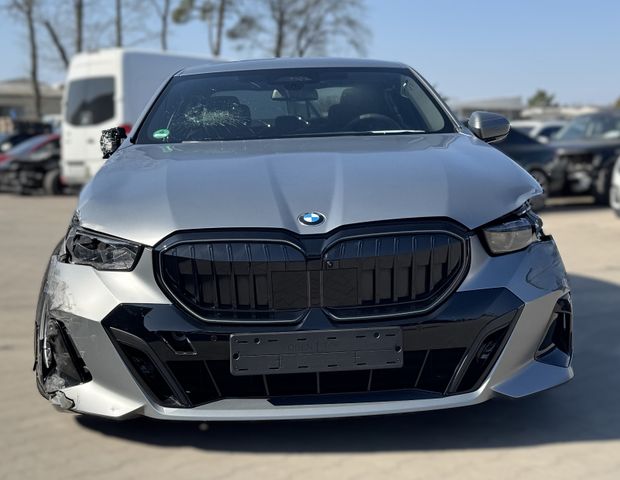 BMW 520xd M-SPORT/HARMAN/HUD/360*/AHK/KLIMASITZE/SH