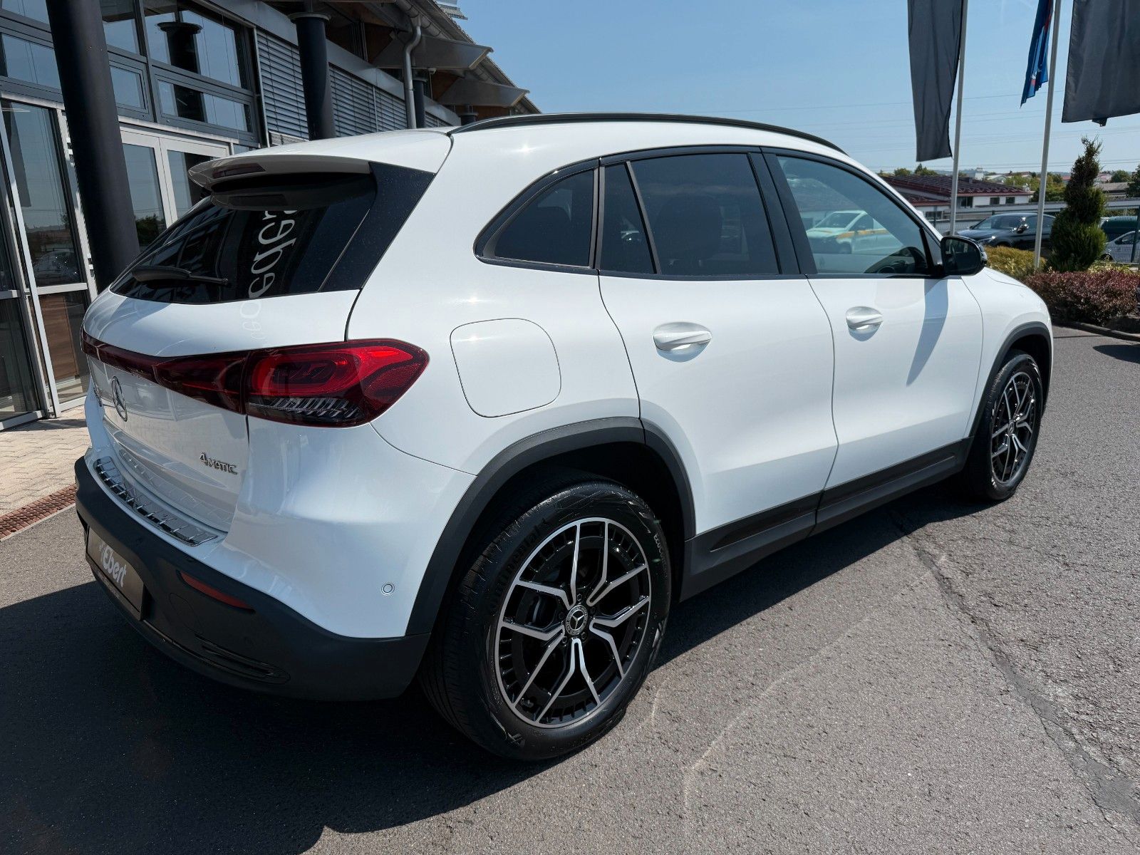 Fahrzeugabbildung Mercedes-Benz EQA 300 4M Progressive+Ambiente+RFK+19AMG+TotW