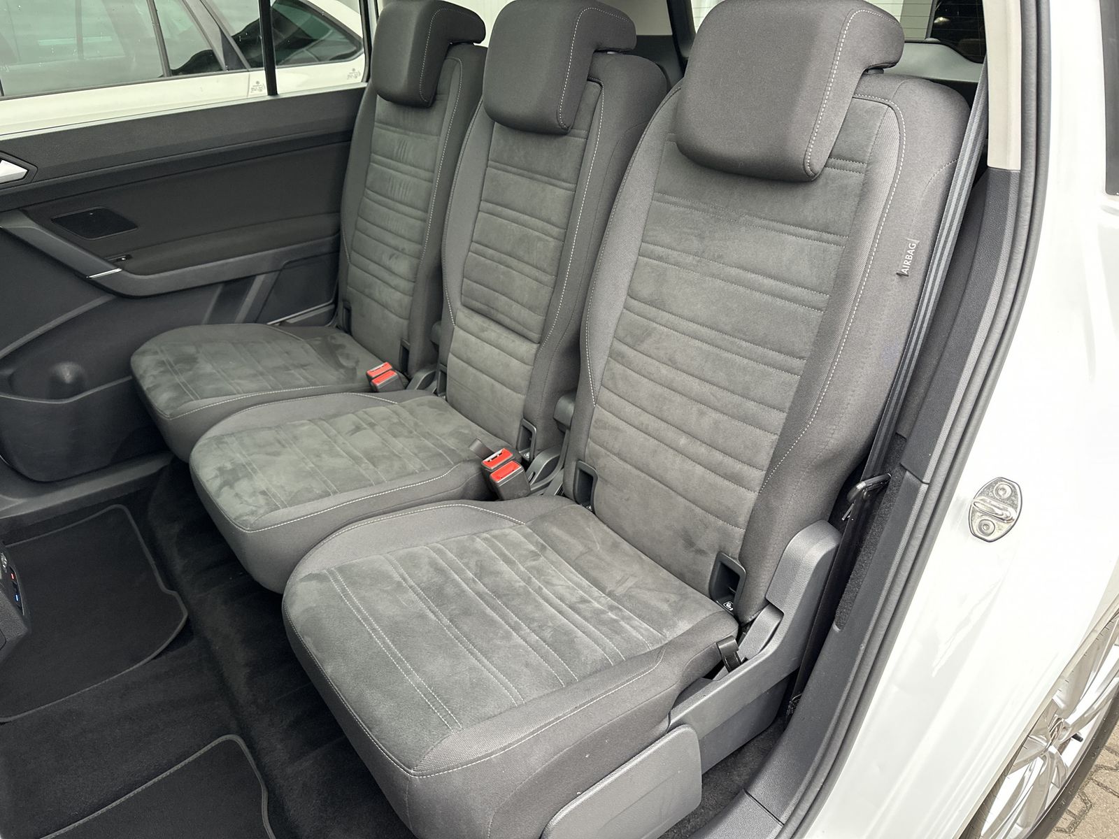 Fahrzeugabbildung Volkswagen Touran 2.0 TDI DSG Comfortline NAV+LED+ACC+PANO