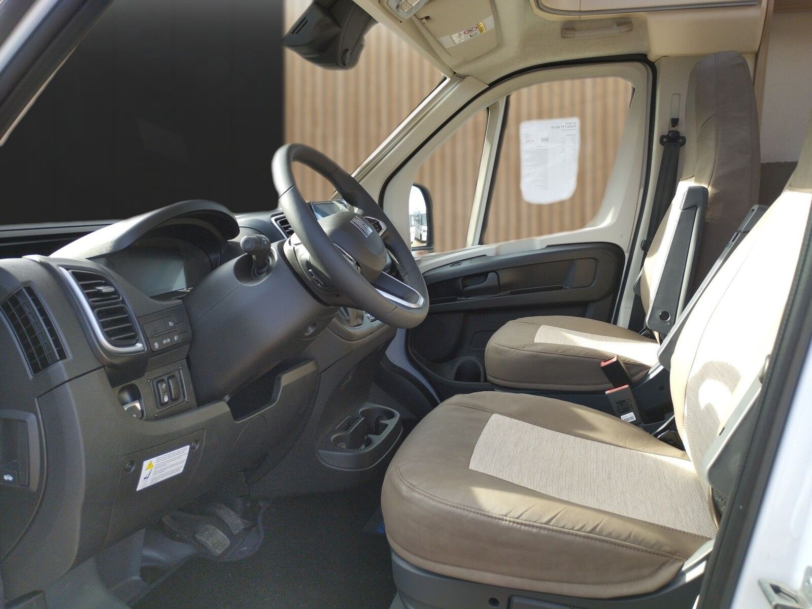 Fahrzeugabbildung Eura Mobil Profila T PT 695 EB Automatik, Mondial Pakete