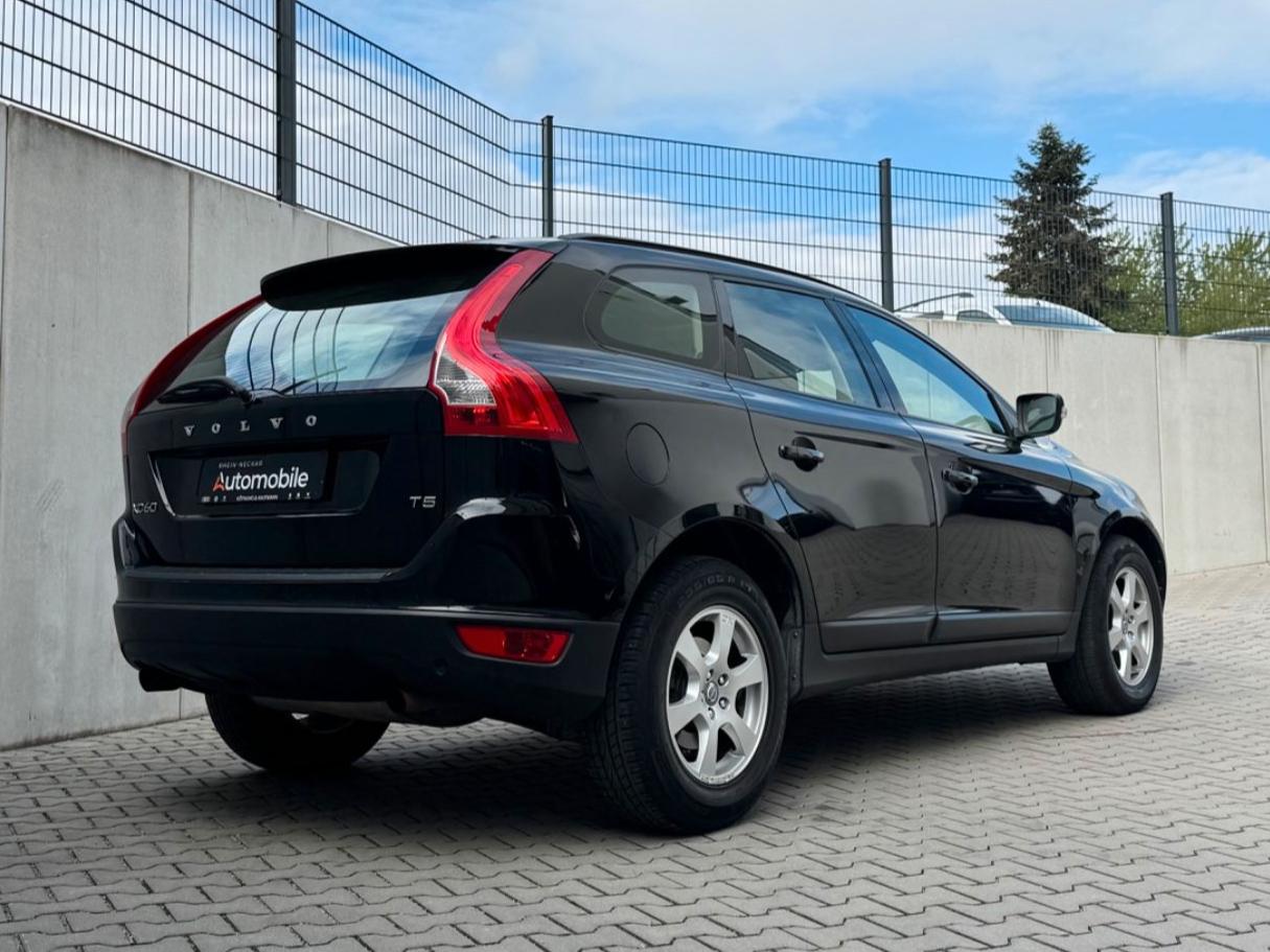 Volvo XC60 Kinetic 2.0 241 ch BVA / Toit panoramique / Cuir / GPS / Sièges chauffants