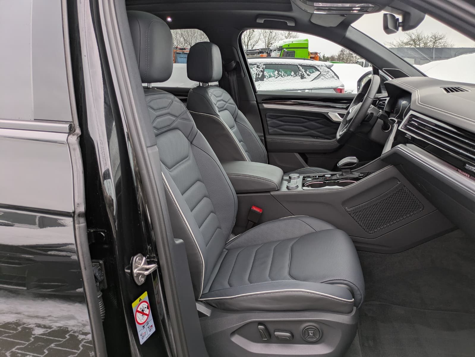 Fahrzeugabbildung Volkswagen Touareg 3.0TDI 4M R-Line VOLL Black 22" UPE 114T