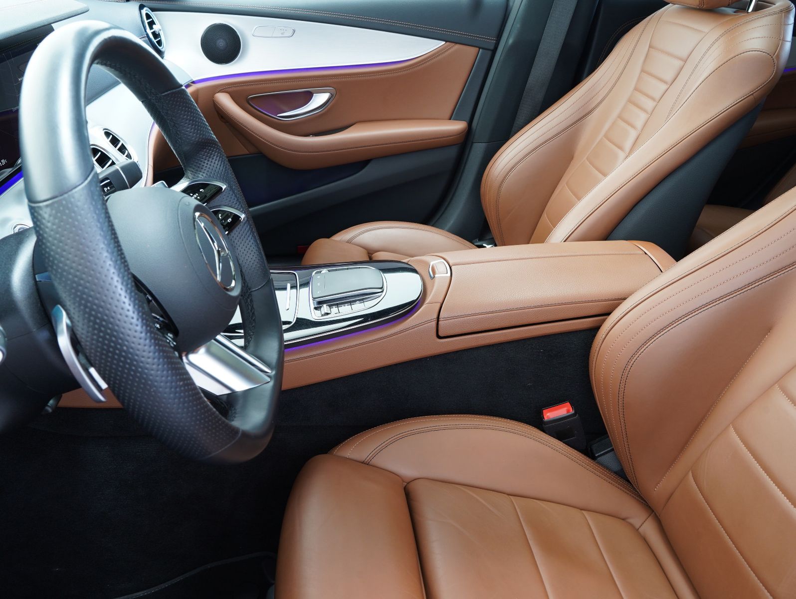 Fahrzeugabbildung Mercedes-Benz E 300 de T 4Matic AMG Line DISTRONIC/PANORAMA