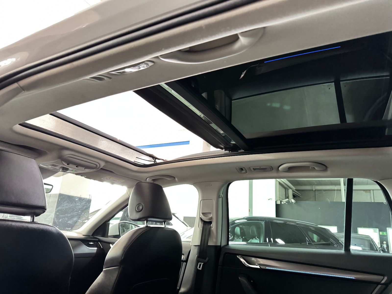 Fahrzeugabbildung SKODA Octavia STYLE 4X4 PANO NEUER MOTOR / MEGA VOLL
