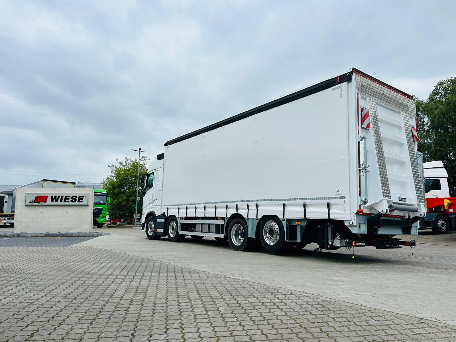 Fahrzeugabbildung Volvo FH 500 8x2 Arbeitsbühnen Transporter LBW 9t
