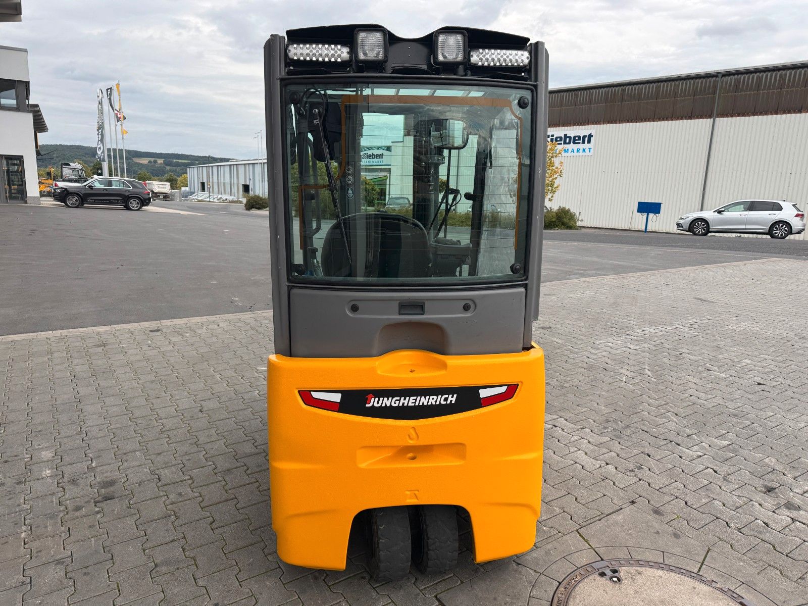 Fahrzeugabbildung Jungheinrich EFG 215 / Triplex: 4.25m! / SS / 4.168h / 2024