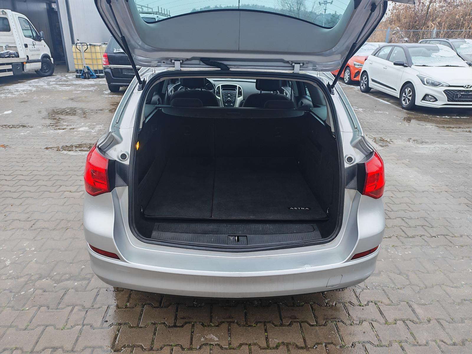 Opel Astra 2011 — photo 10