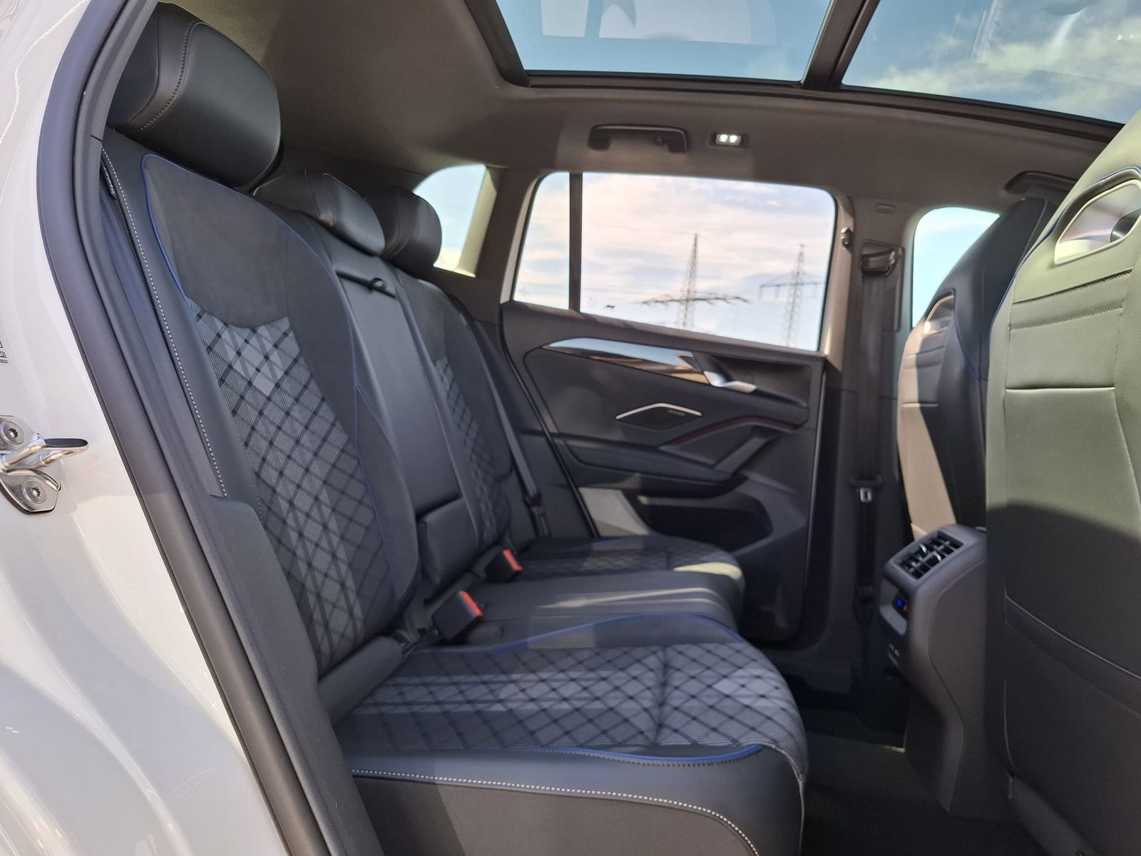 Fahrzeugabbildung Volkswagen Tiguan 2.0 TDI 4M R-Line BLACK*PAN*HK*AHK*MATRIX