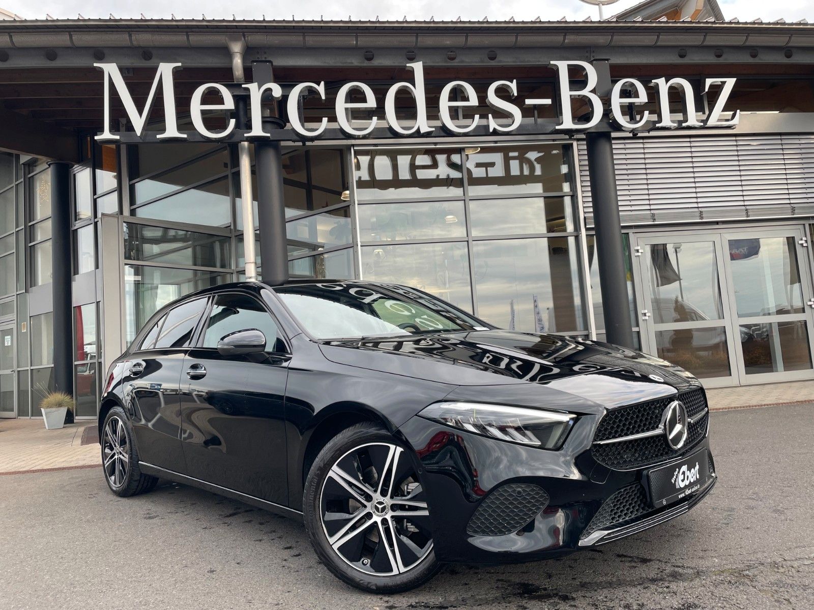 Fahrzeugabbildung Mercedes-Benz A 180 Progressive Night+AHK+R-Kamera+Ambiente