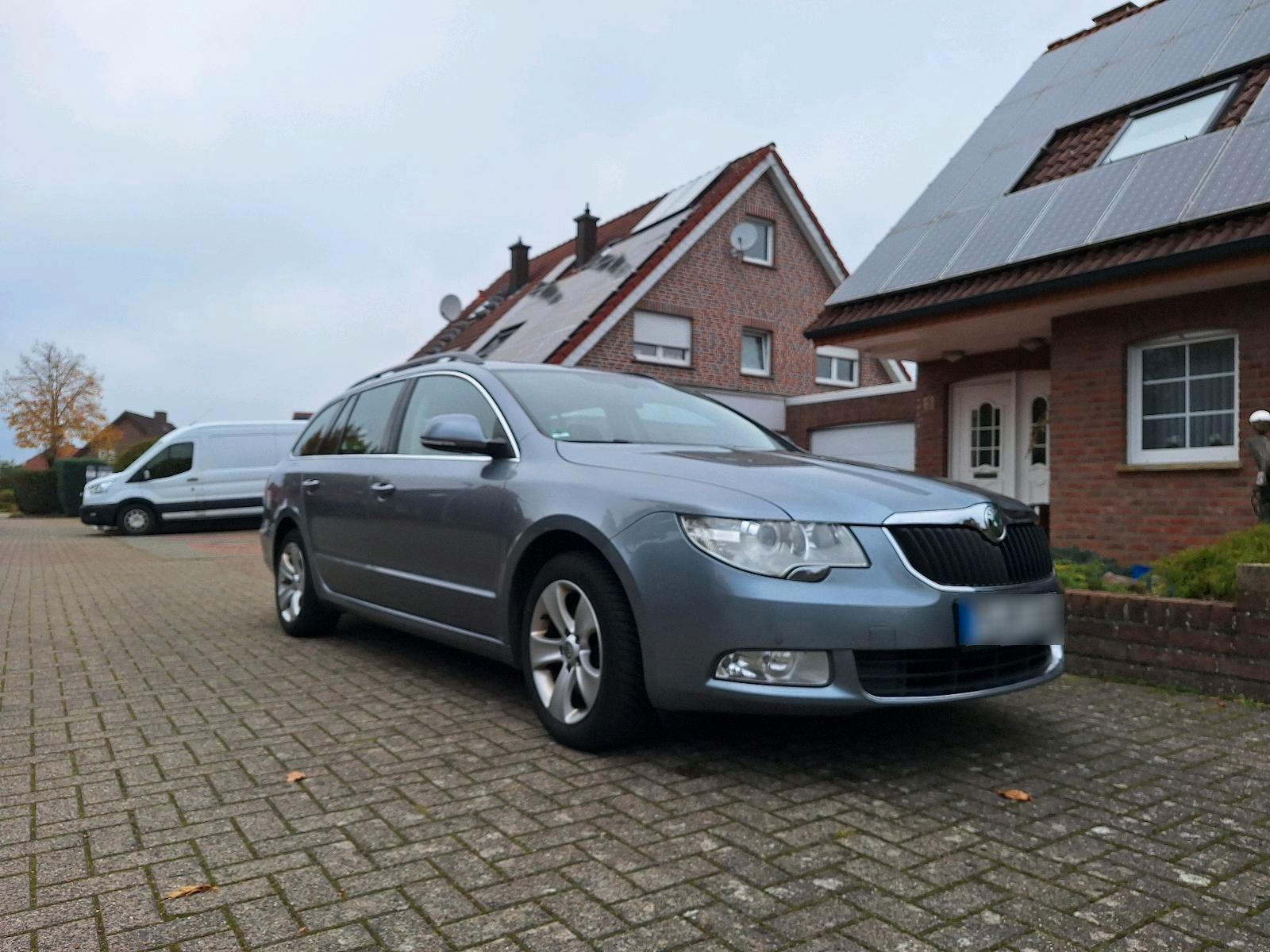Skoda Superb 2011 — interior