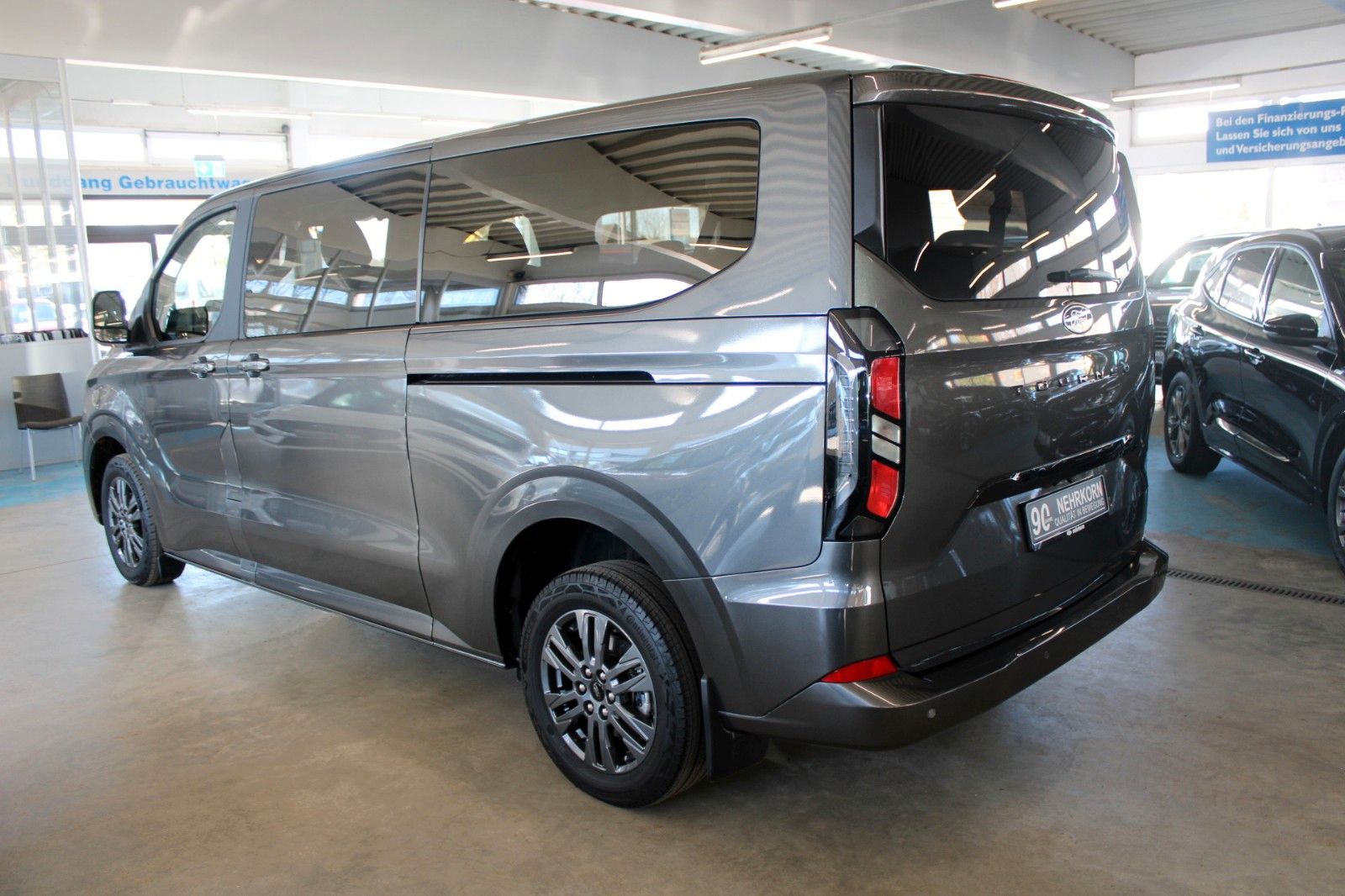 Fahrzeugabbildung Ford Tourneo Custom L2 8-Sitz Titanium Aut. LED PANO