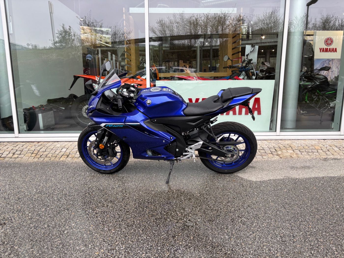 Fahrzeugabbildung Yamaha YZF- R125 mit Quickshifter und viel Zubehör