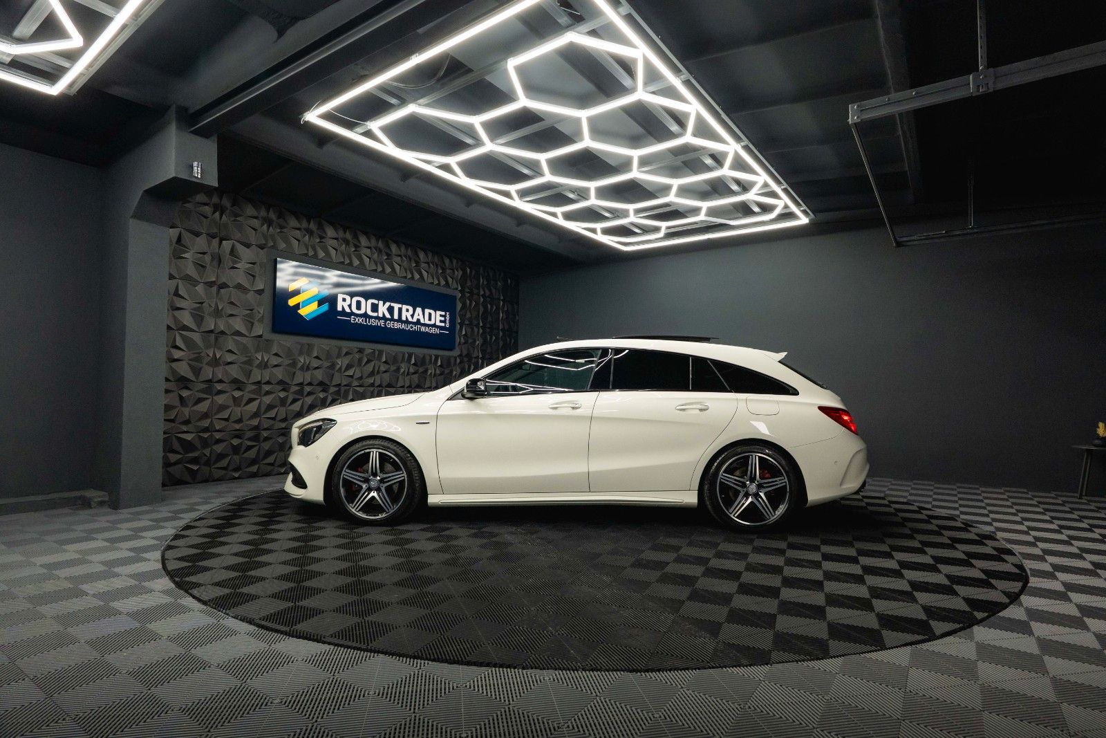 Fahrzeugabbildung Mercedes-Benz CLA 250 Shooting Brake 4Matic AMG Night Pano LED