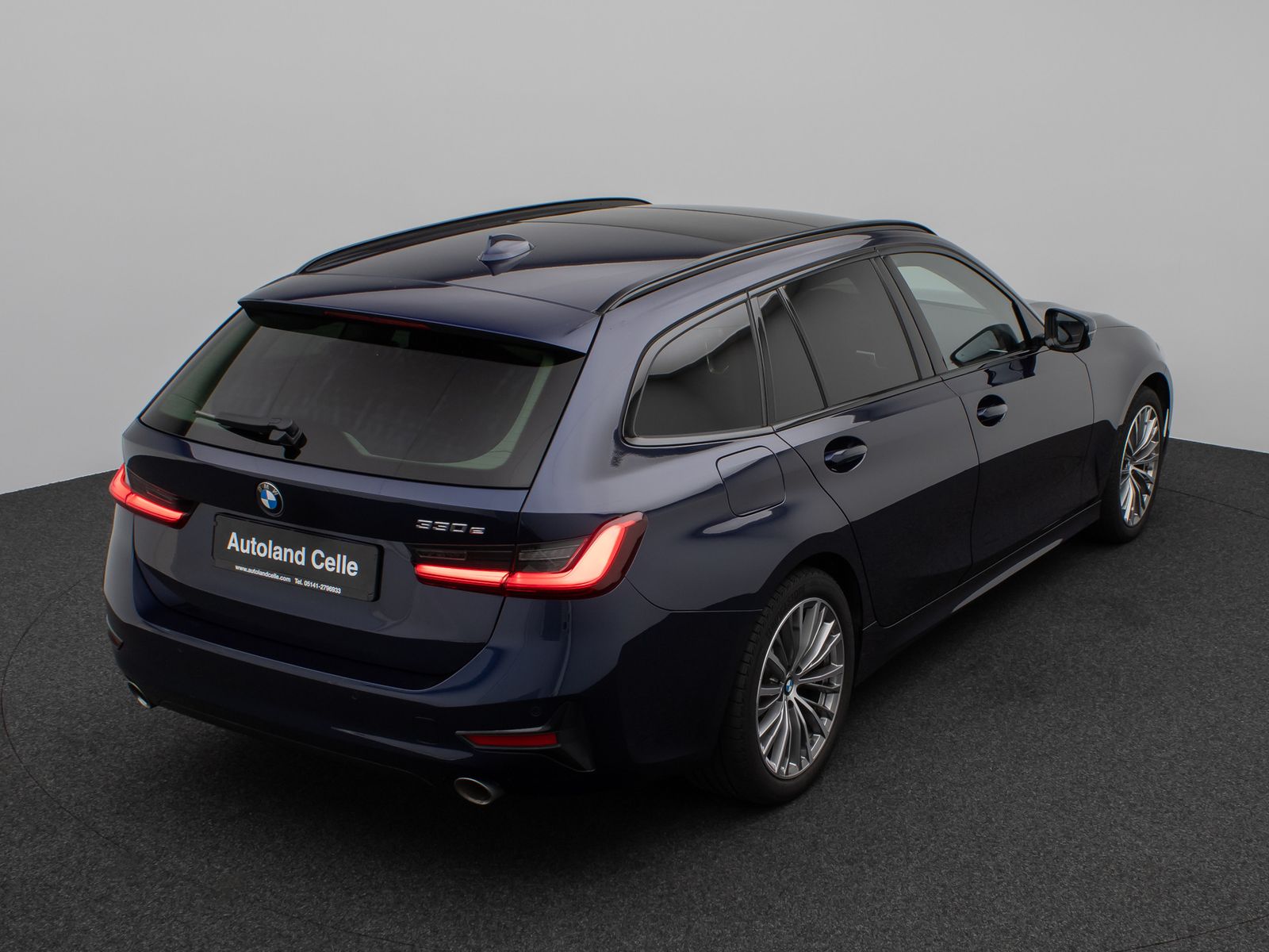 Fahrzeugabbildung BMW 330e Sport Line Panorama HUD DAB HiFi PDC Alarm