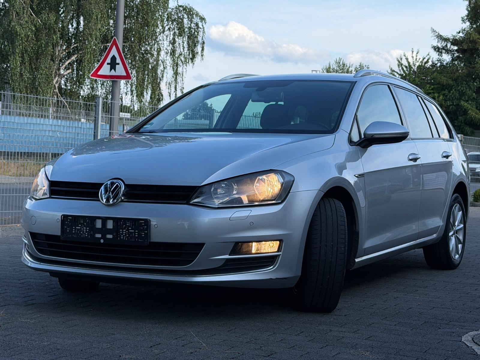Volkswagen Golf 2015 — rear view