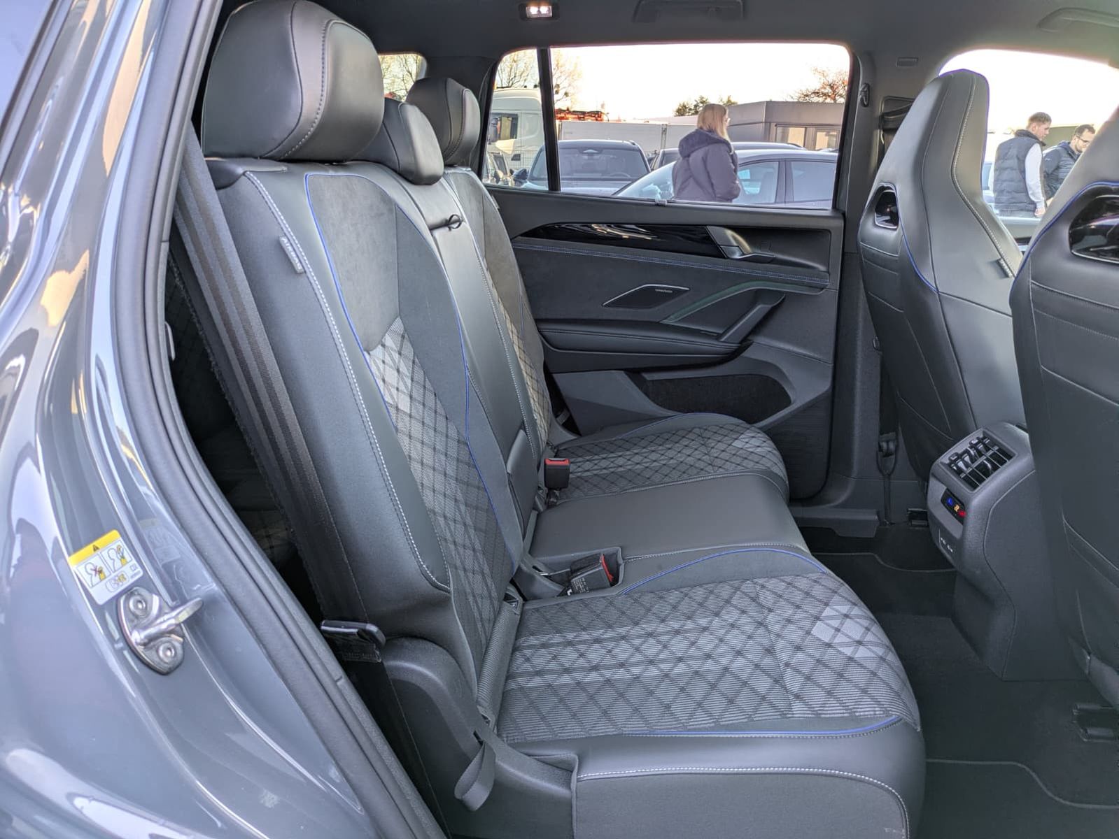 Fahrzeugabbildung Volkswagen Tayron 2.0 TDI 4M R-Line BLACK*7Si*MATRIX*PANO