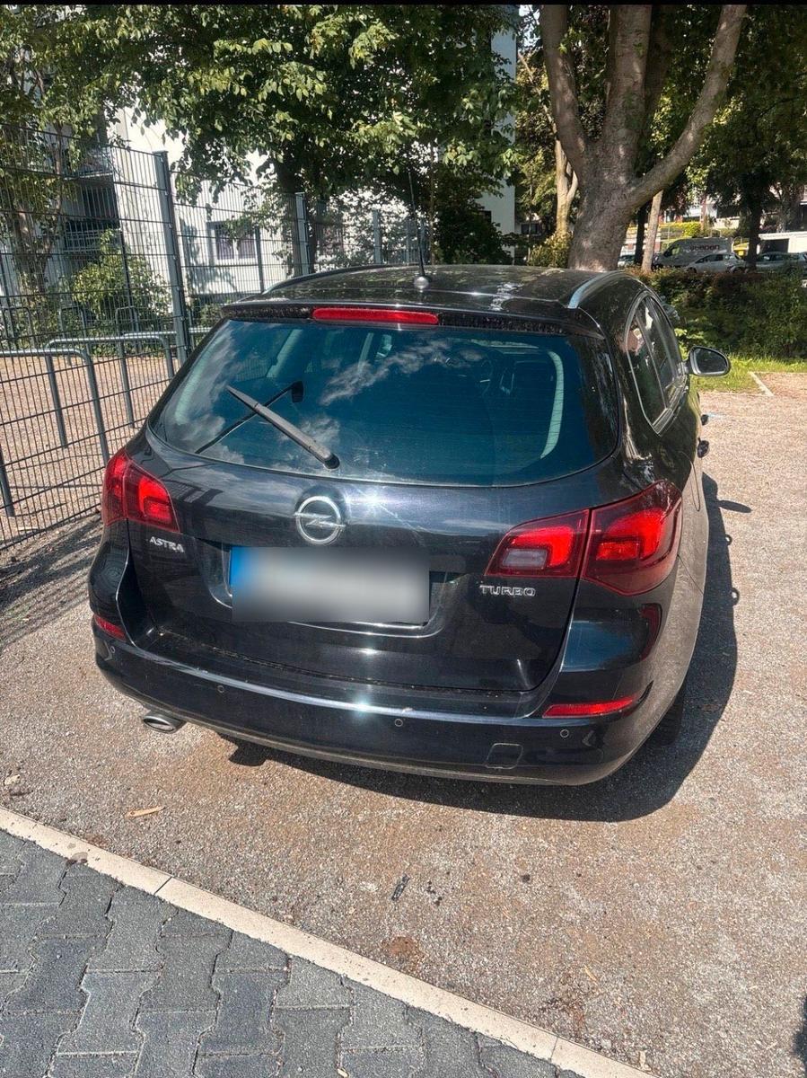 Opel Astra 2011 — interior