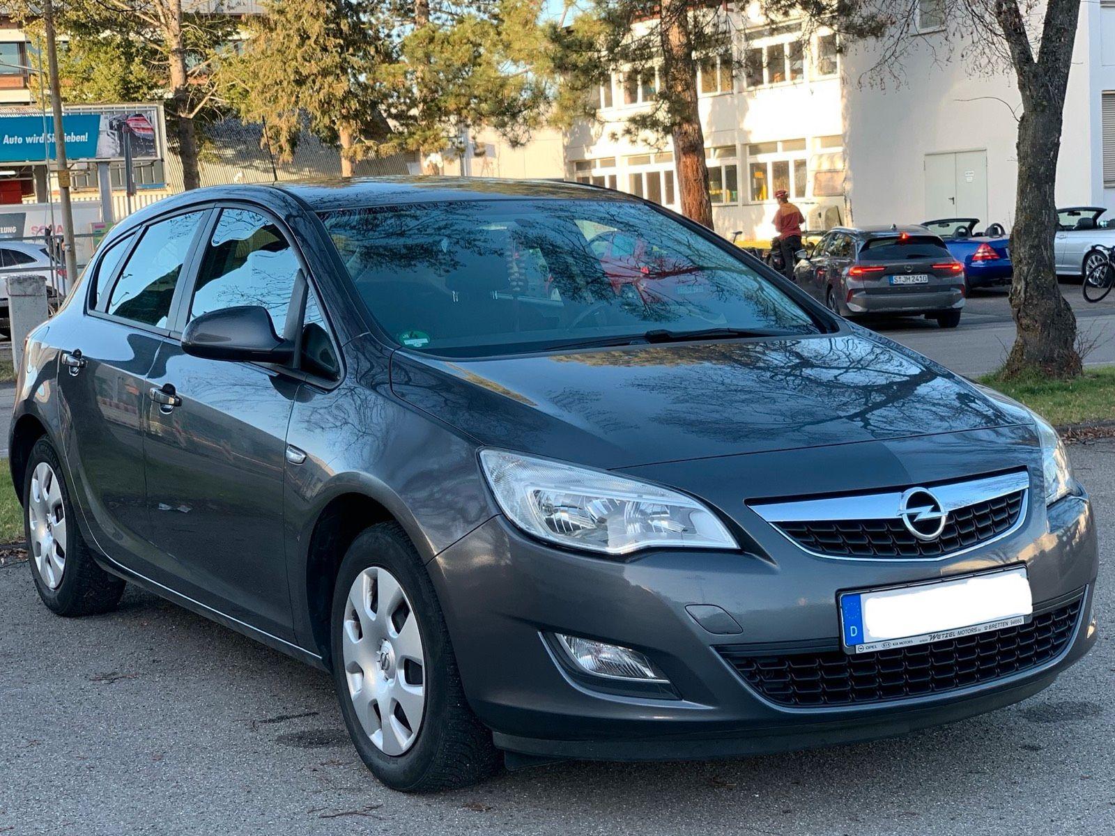 Opel Astra 2010 — вигляд ззаду