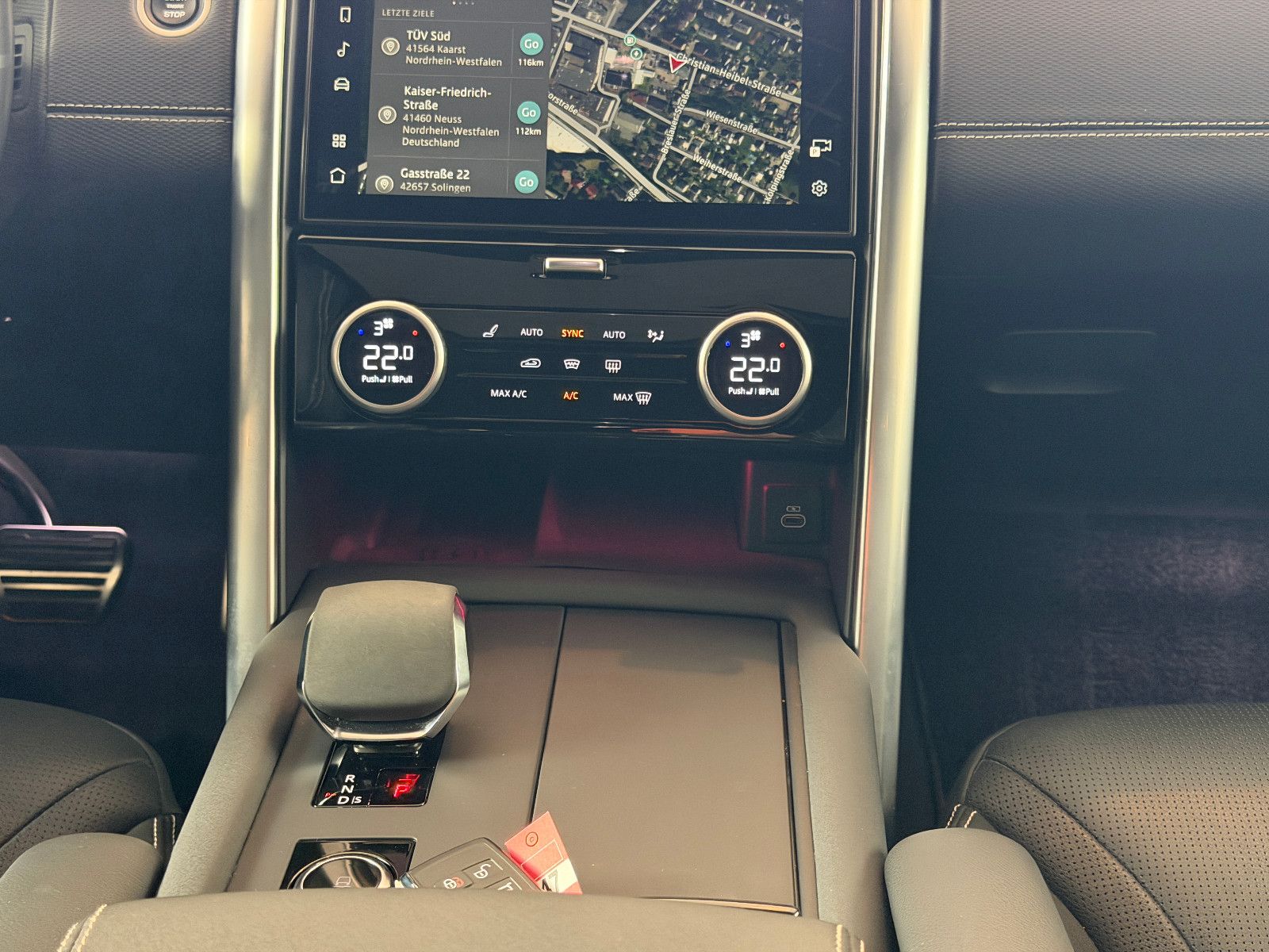 Fahrzeugabbildung Land Rover Discovery 5 R-Dynamic SE AWD/7-SITZER/360''KAM