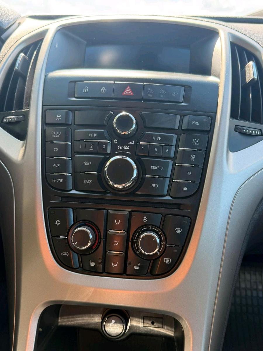 Opel Astra 2011 — photo 9
