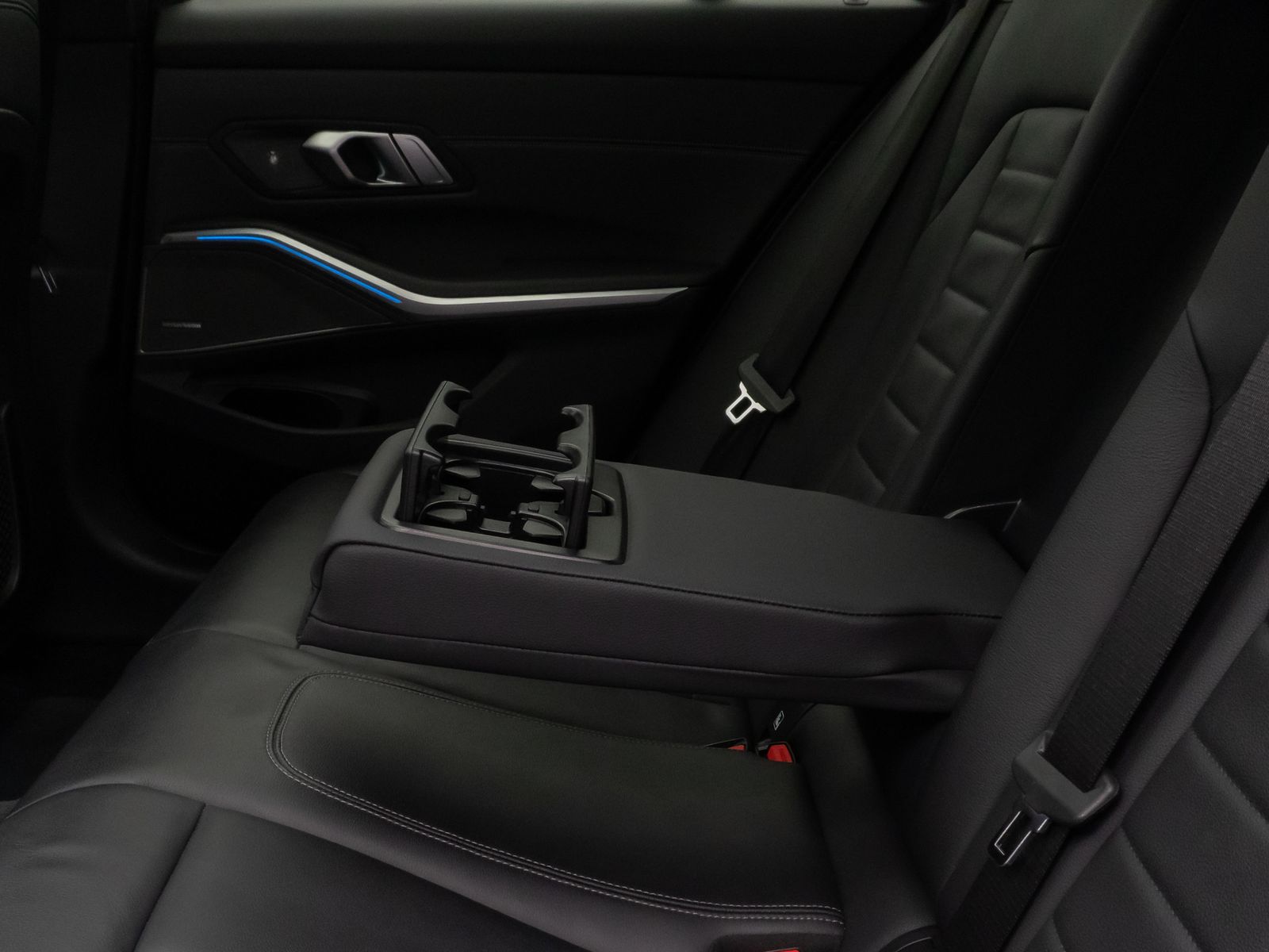 Fahrzeugabbildung BMW 330e xD M Sport Panorama Kamera HUD H/K AHK 19"