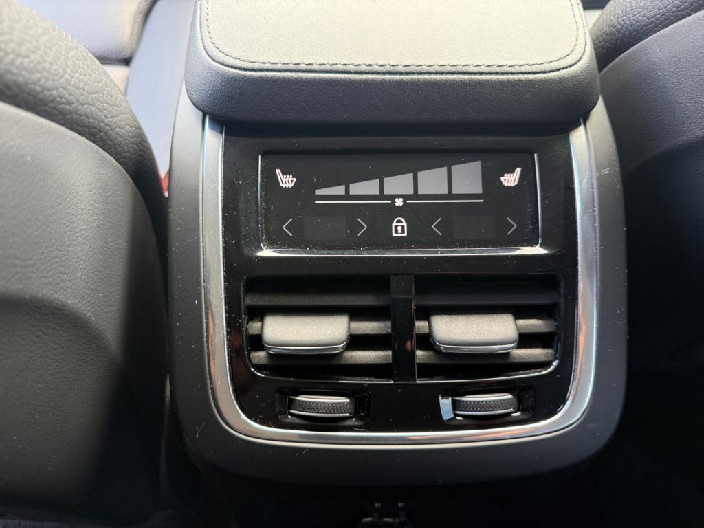 VOLVO XC90 T8 AWD Plug-in Hybrid Plus Dark AHK semi el VOLVO XC90 T8 AWD Plug-in Hybrid Plus Dark AHK semi el