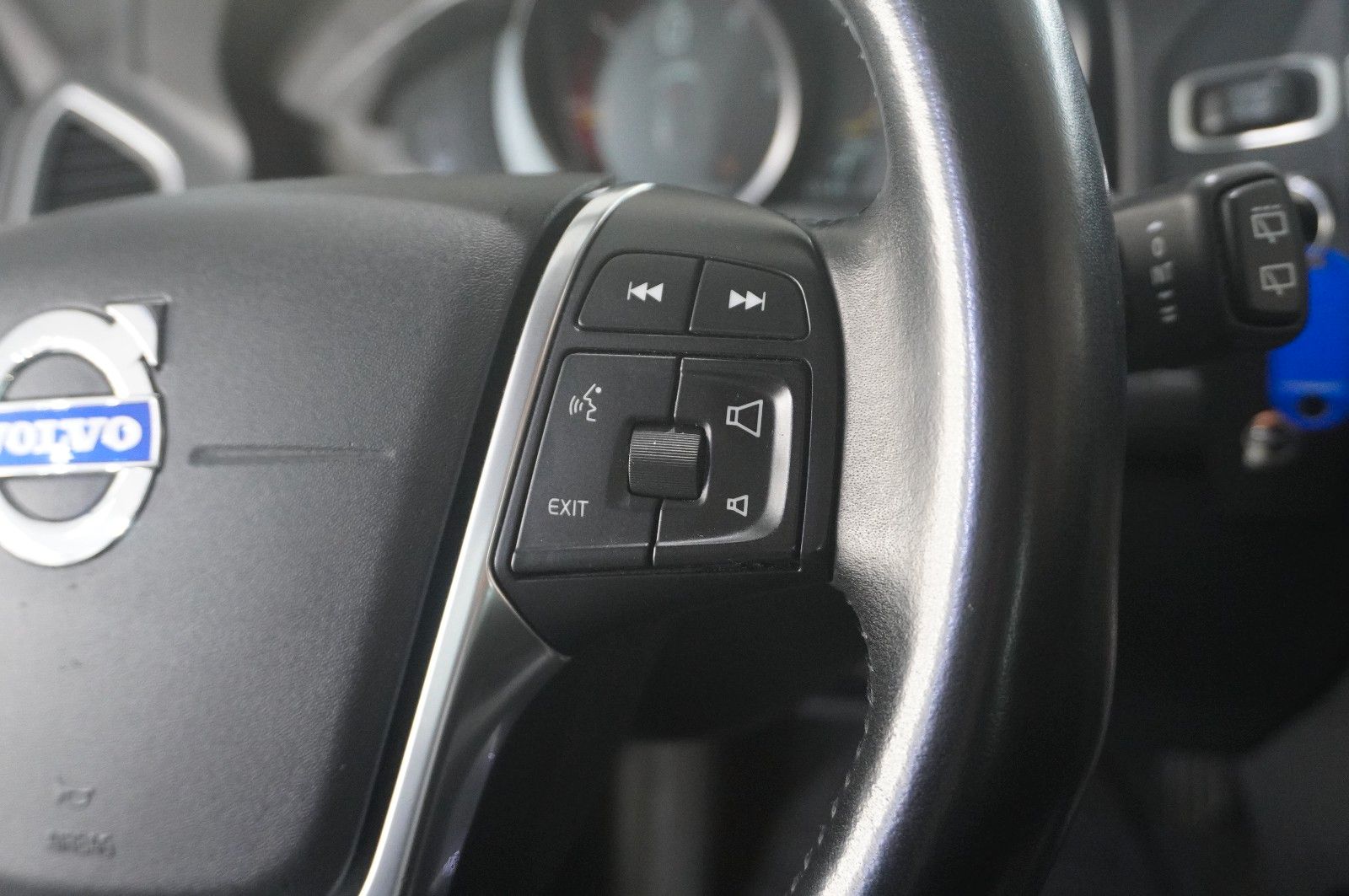 Fahrzeugabbildung Volvo XC 60 MOMENTUM 2WD NAVI/BI-XENON/SHZ/KAMERA/TEMP