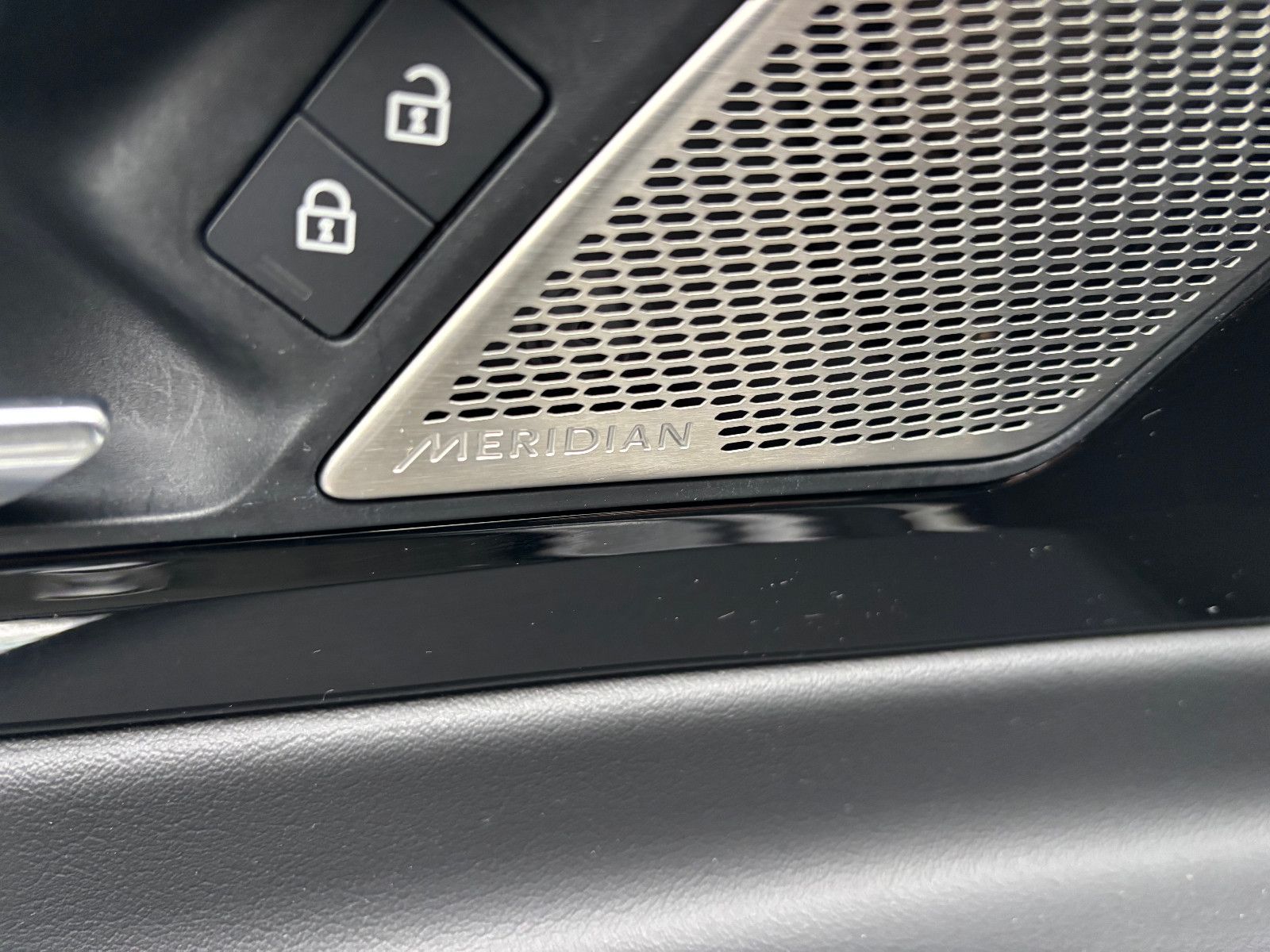 Fahrzeugabbildung Jaguar XE R-Dynamic Black/360''KAM/PANO/EXCLUSIV/MERIDI