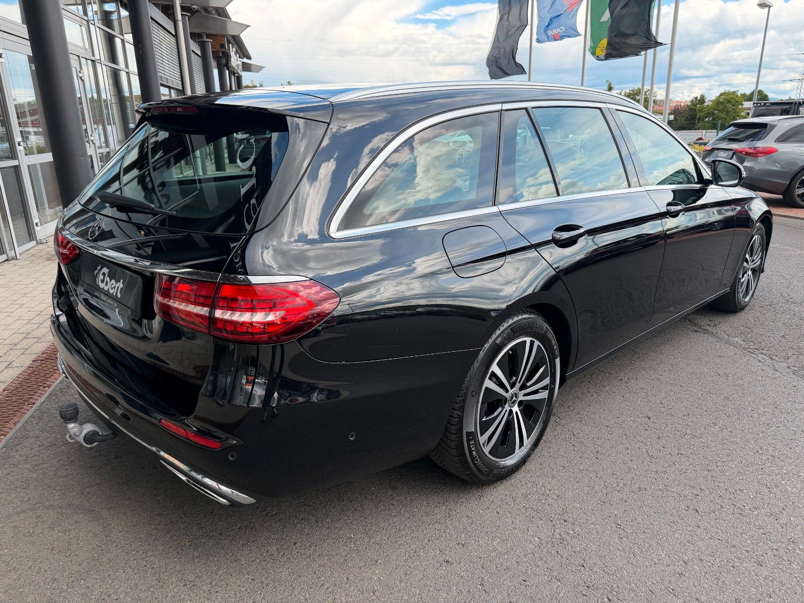Fahrzeugabbildung Mercedes-Benz E 200d T Avantgarde+Pano+Distr+AHK+360