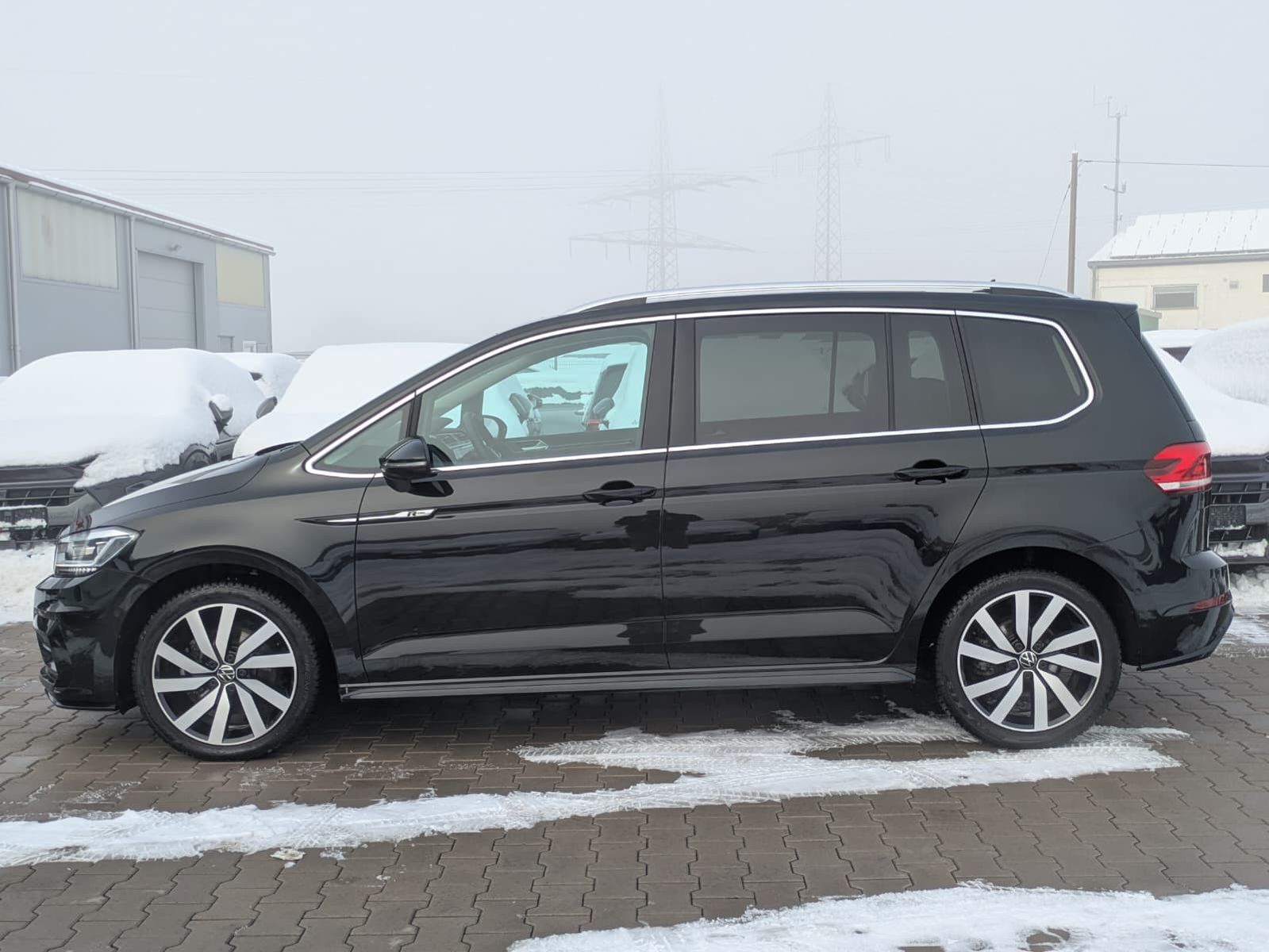 Fahrzeugabbildung Volkswagen Touran 2.0 DSG R-Line High. Pano 7-Si IQ.Dri AHK