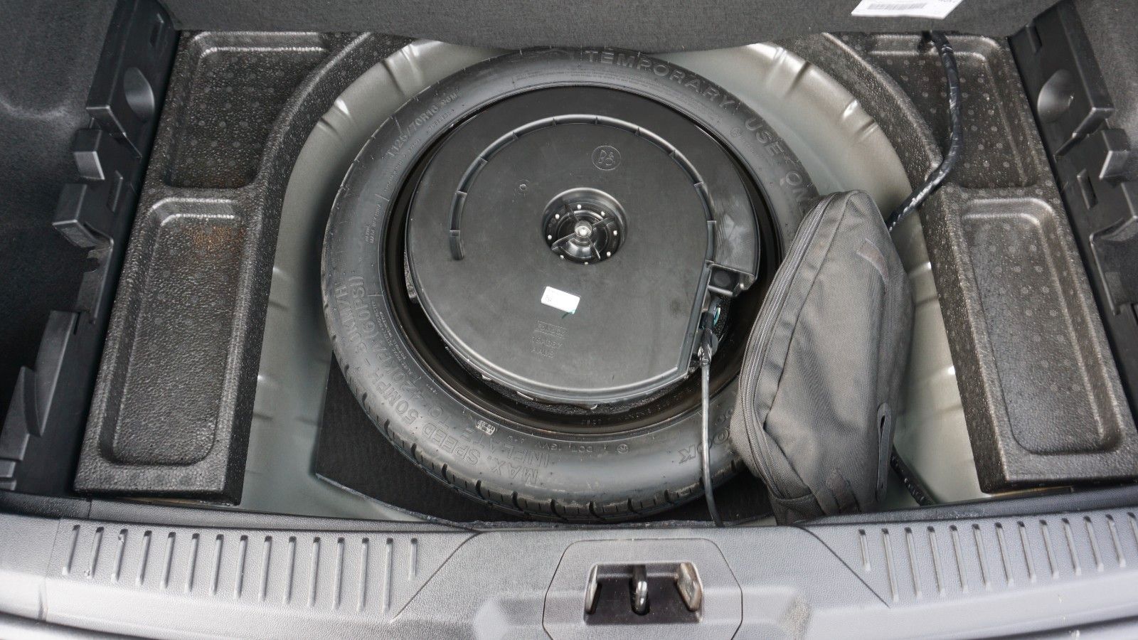 Fahrzeugabbildung Ford Focus Turnier Vignale, Kamera, Pano, Leder, LED