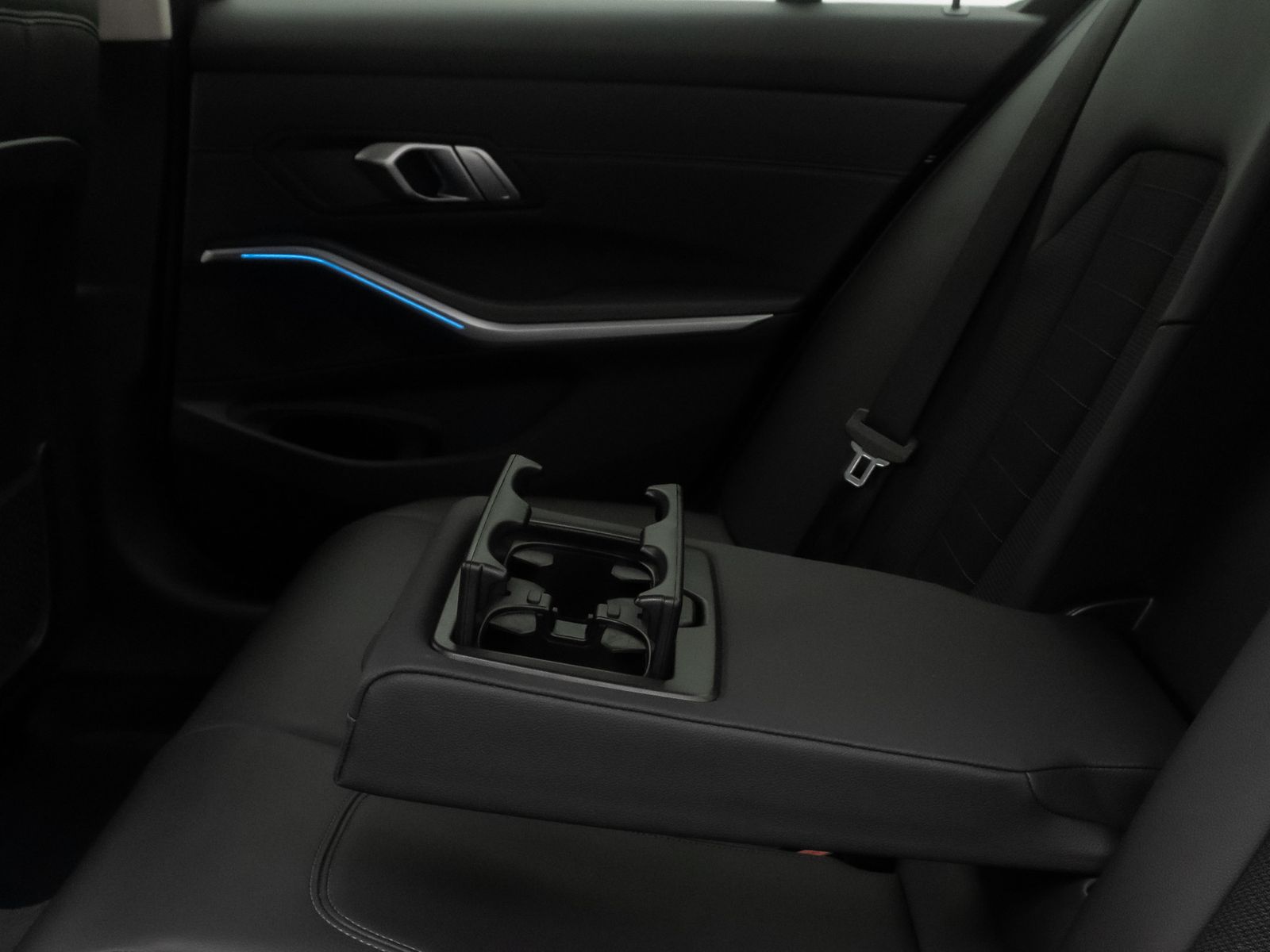 Fahrzeugabbildung BMW 330e Sport Line DAB Alarm Geschwindig Teilleder