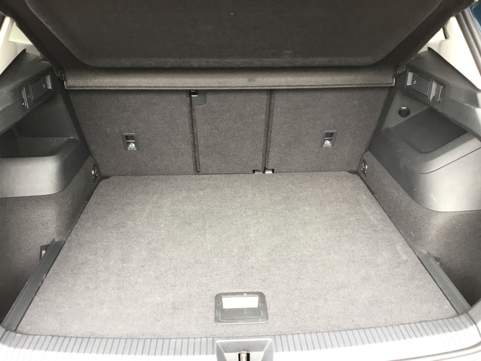 Fahrzeugabbildung Volkswagen Tiguan 1.5 eTSI DSG Elegance+AHK+Navi+18"+ACC