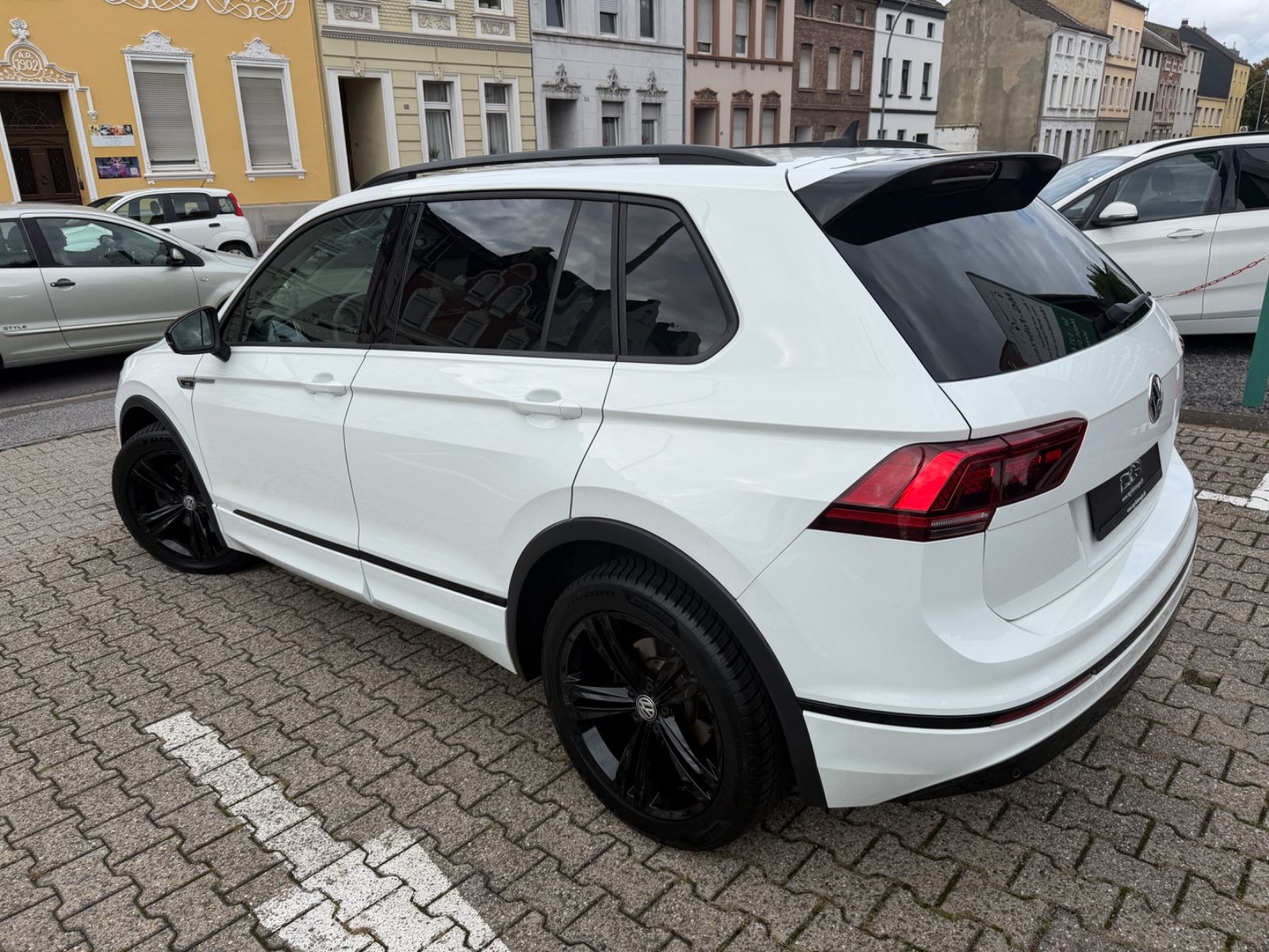 Fahrzeugabbildung Volkswagen Tiguan R-LINE 4Motion LED NAVI KAM. ACC SCHECKH.