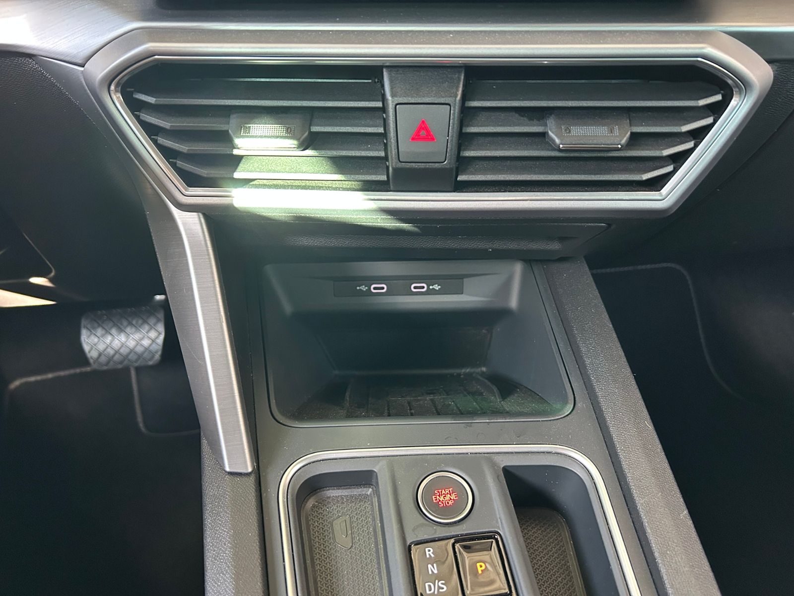 Fahrzeugabbildung SEAT Leon Sportstourer FR e-Hybrid LED NAVI ALU