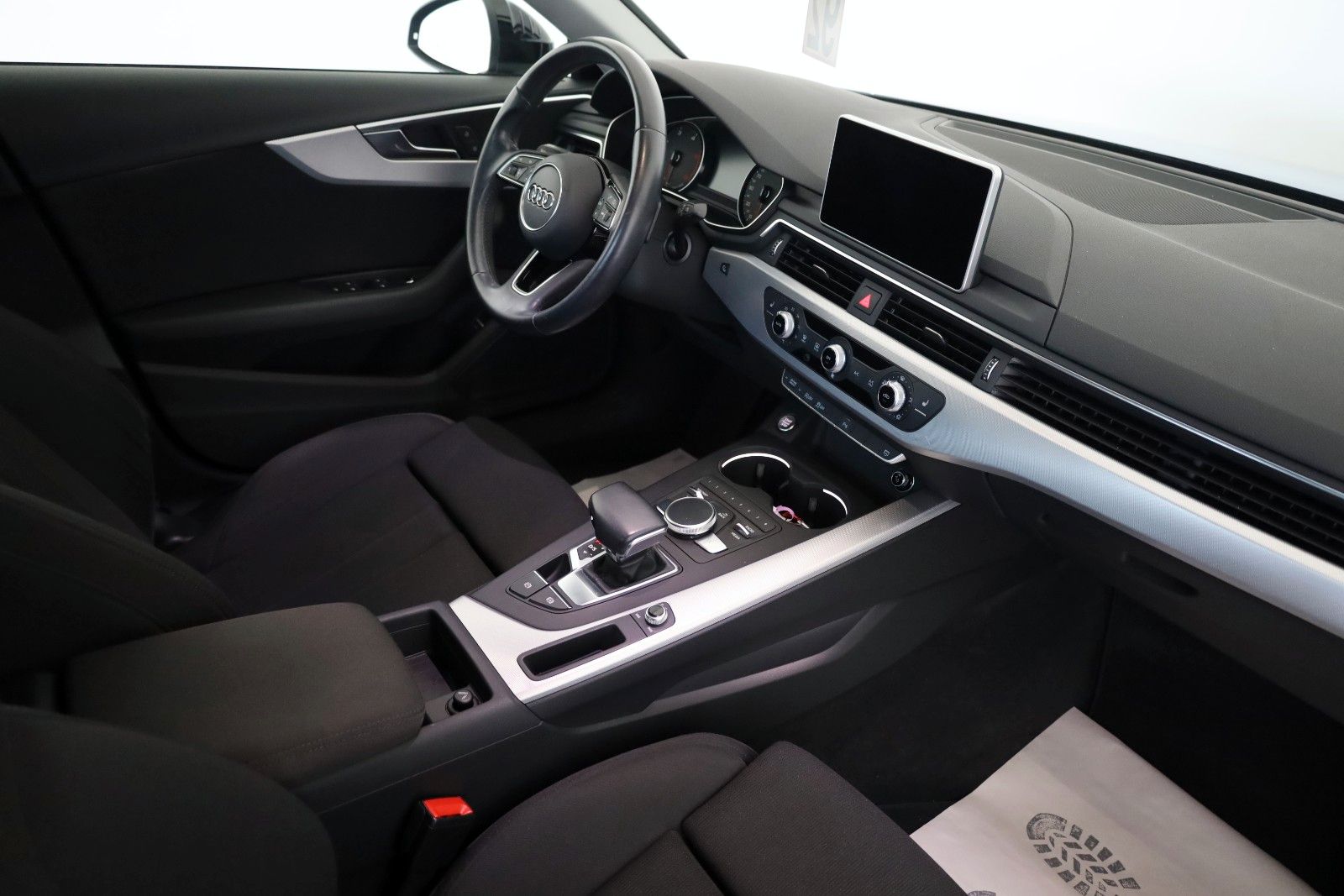 Fahrzeugabbildung Audi A4 Lim. sport,S line,Navi,LED,SH,8fach bereift