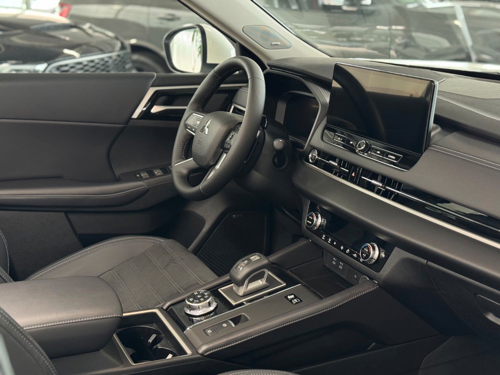 Fahrzeugabbildung Mitsubishi Plug-in Hybrid Outlander Intro Edition