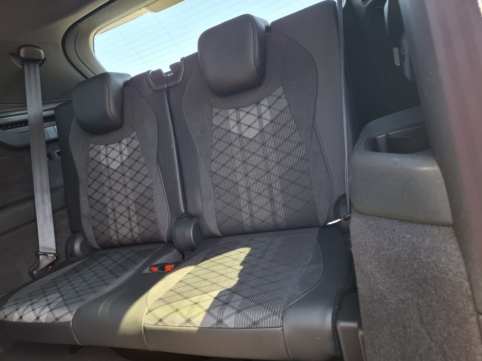 Fahrzeugabbildung Volkswagen Tayron 2.0 TDI 4M R-Line BLACK*7Si*MATRIX*PANO