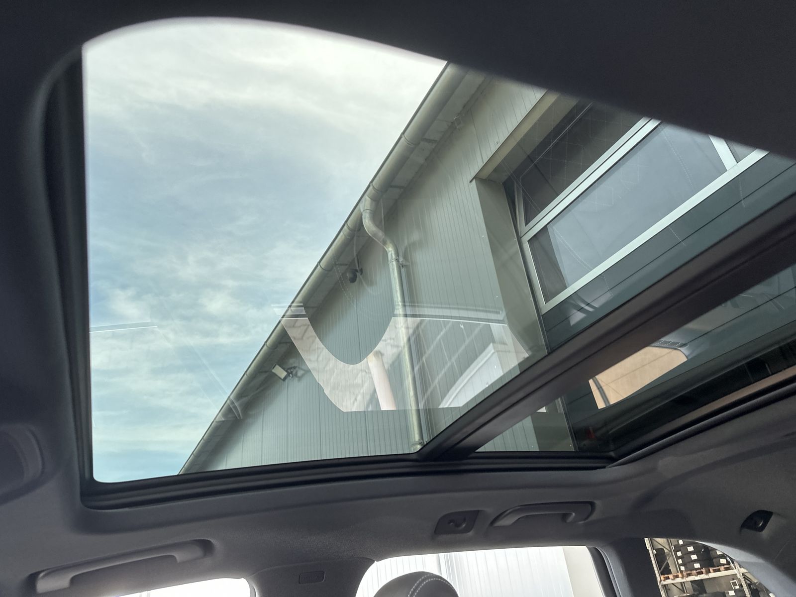 Fahrzeugabbildung Audi A4 Avant 40 TDI Advanced NAV+LED+AHK+PANO+17ZOLL