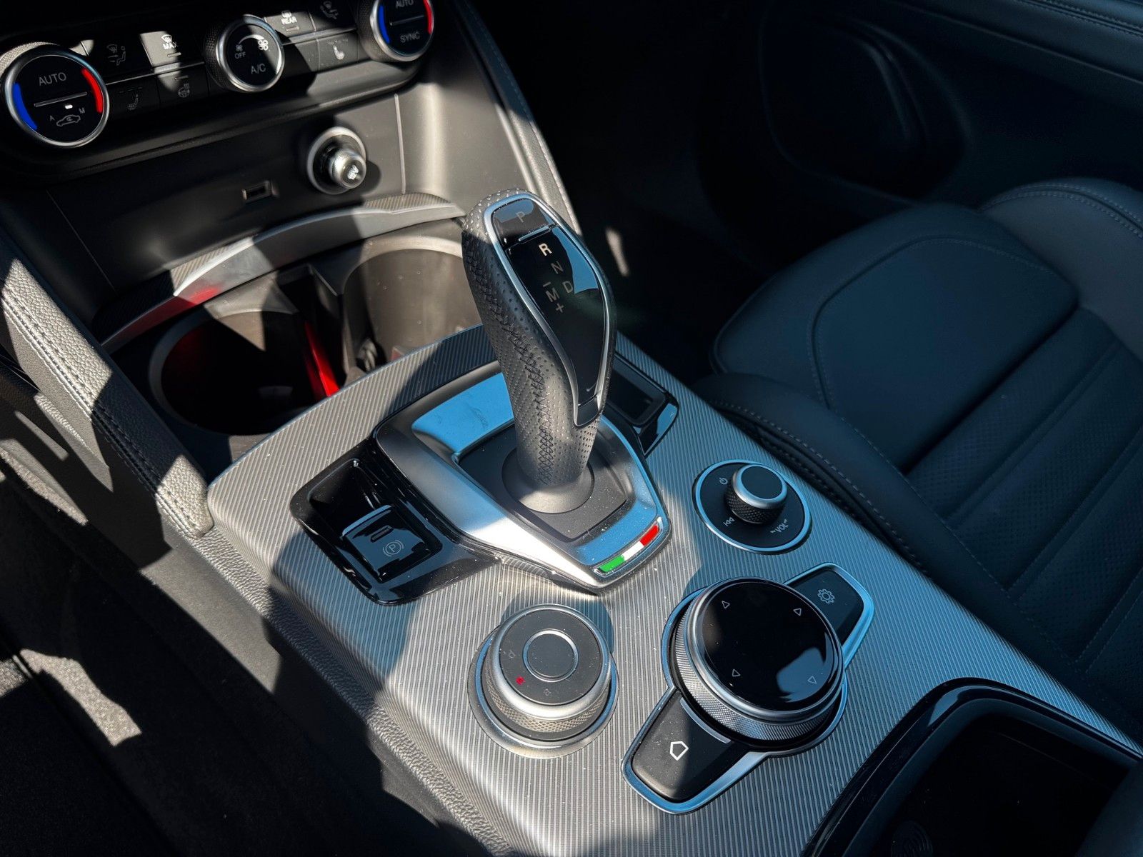 Fahrzeugabbildung Alfa Romeo Stelvio VELOCE 2.2 Diesel 210PS MEMORY HARMAN K