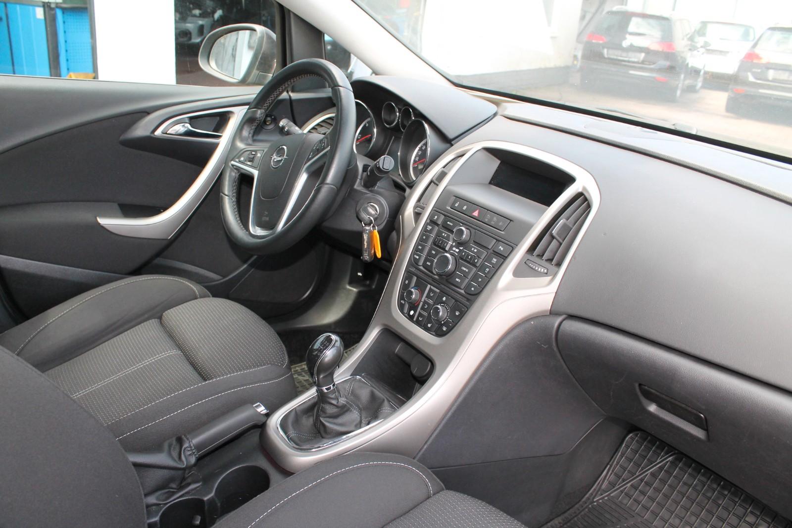 Opel Astra 2011 — photo 17