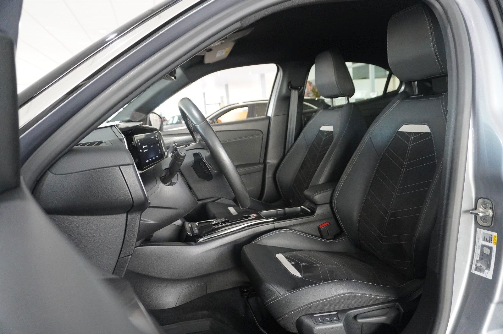 Fahrzeugabbildung Opel Mokka 1.2T ULTIMATE NAVI/LED/KAMERA/SPORT/SH/DAB