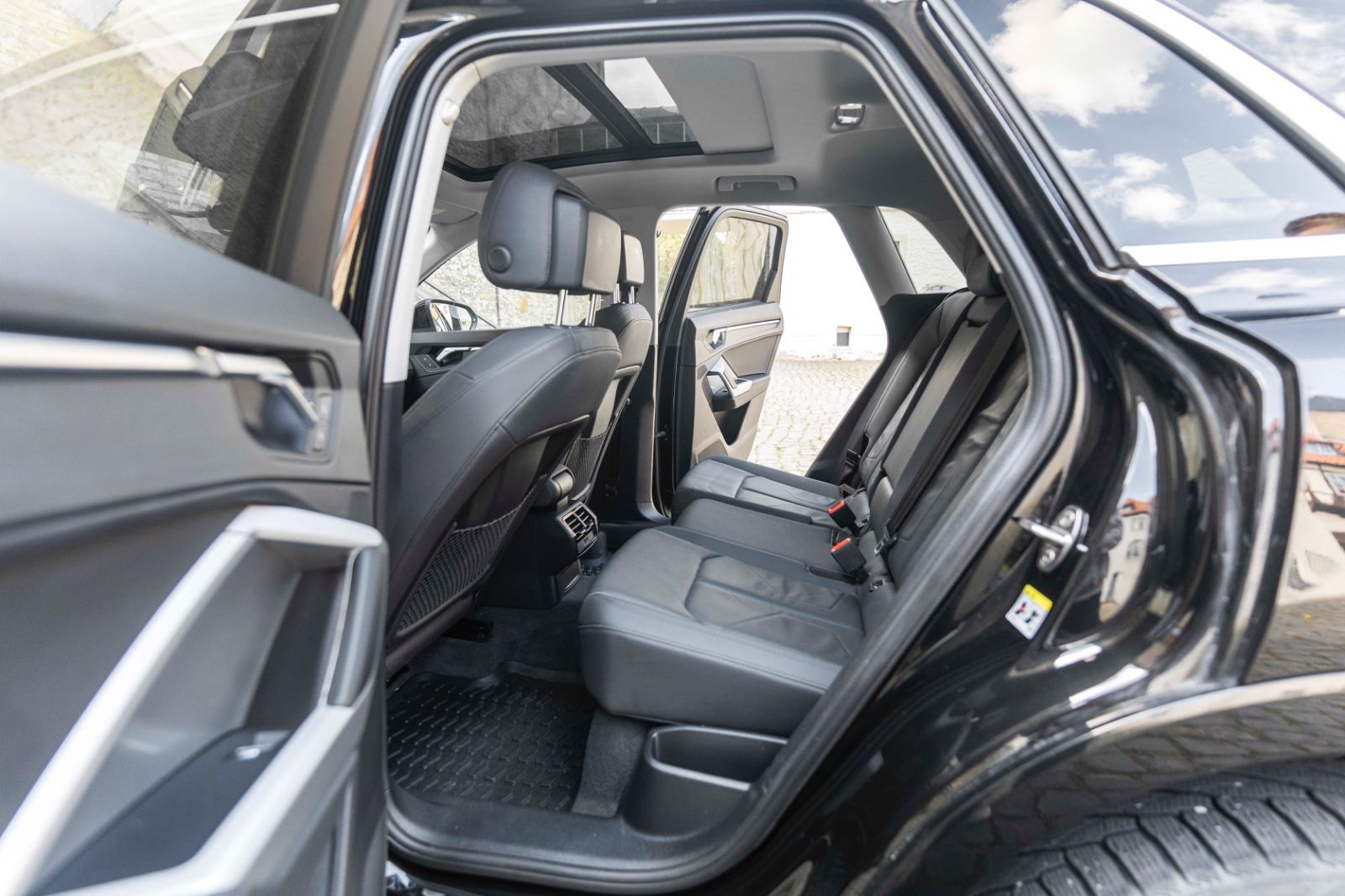 Fahrzeugabbildung Audi Q3 Quattro S-Line KAM NAV TOTW SPUR LED CARPLAY