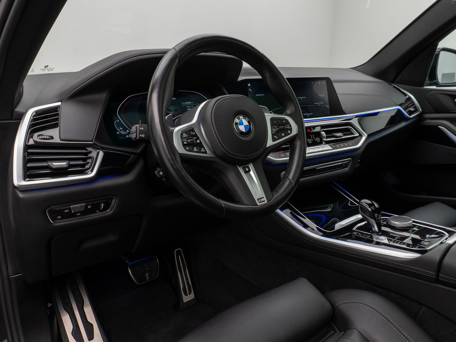 Fahrzeugabbildung BMW X5 M50i Panorama 360° Laser HUD DAB HiFi SoftCL