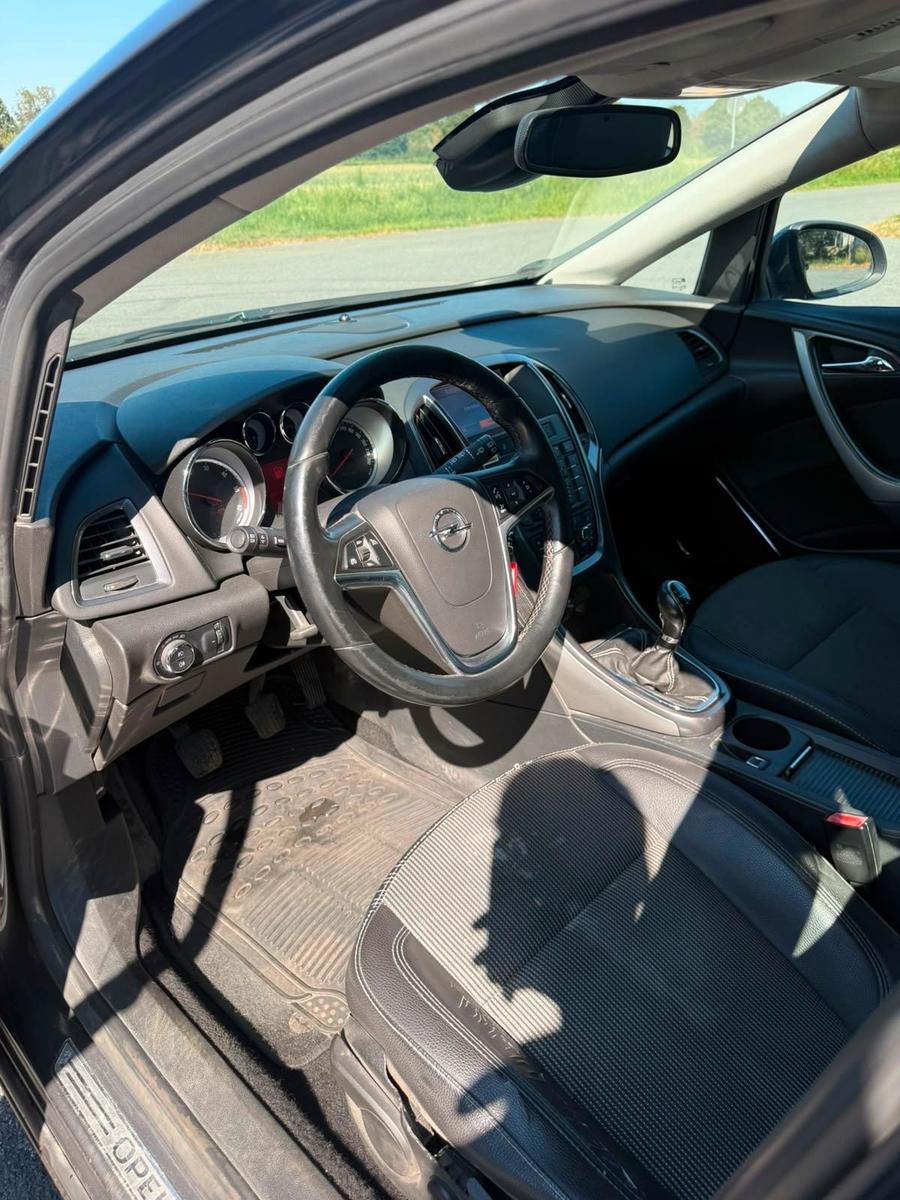 Opel Astra 2012 — photo 13