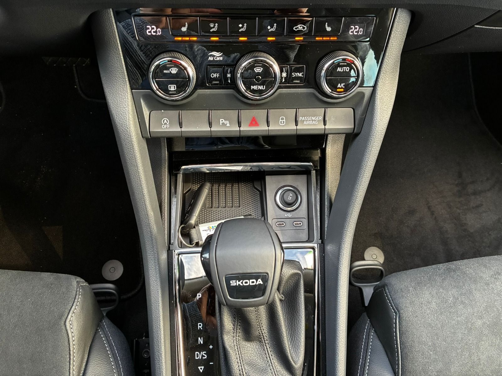Fahrzeugabbildung SKODA Karoq 1.5 TSI DSG*AHK*RFK*ACC*eHeck