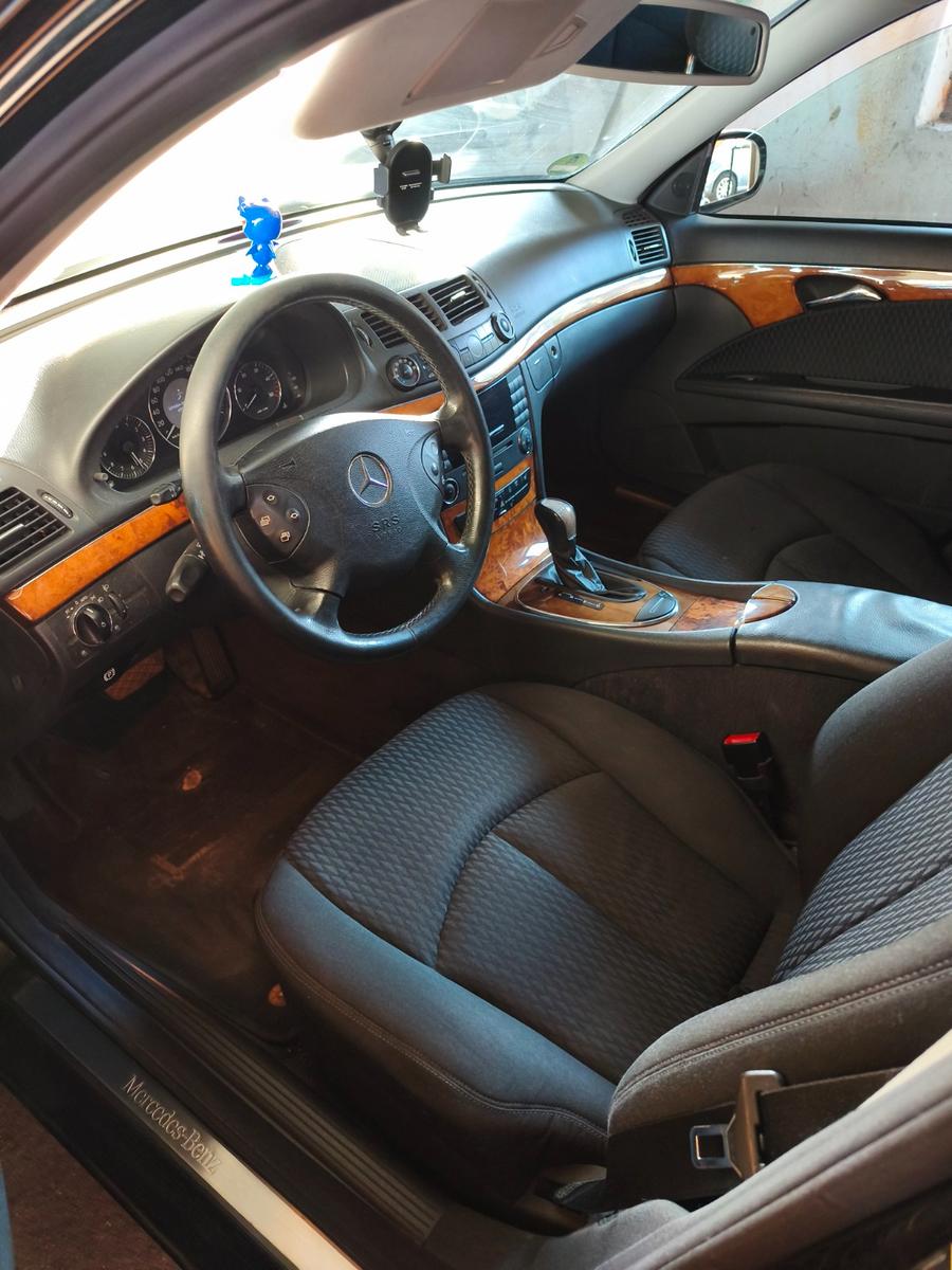 Mercedes-Benz E220 2004 — photo 13